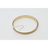 9ct gold hinged bangle, Birmingham 1969, with fern leaf decoration, cuff size 62mm, weight approx.
