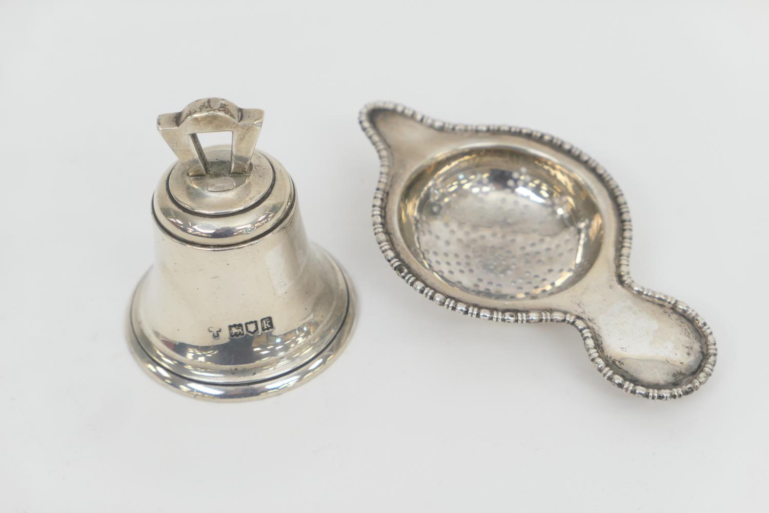 Edwardian silver table bell, London 1905 (clapper deficient), height 8cm, weight approx. 195g;