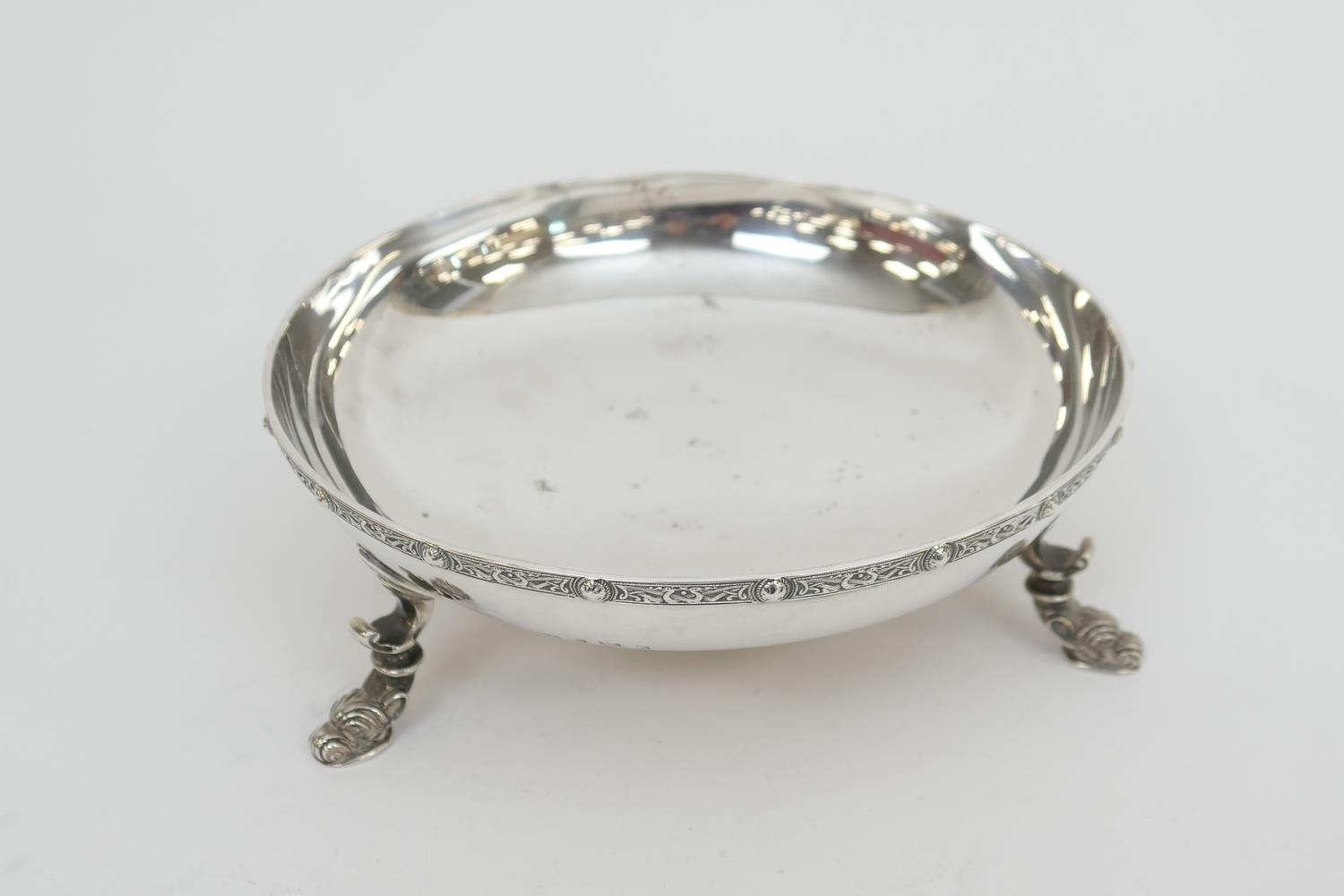 George V silver shallow bowl, by Collingwood & Sons, Birmingham 1935, Celtic inspired border