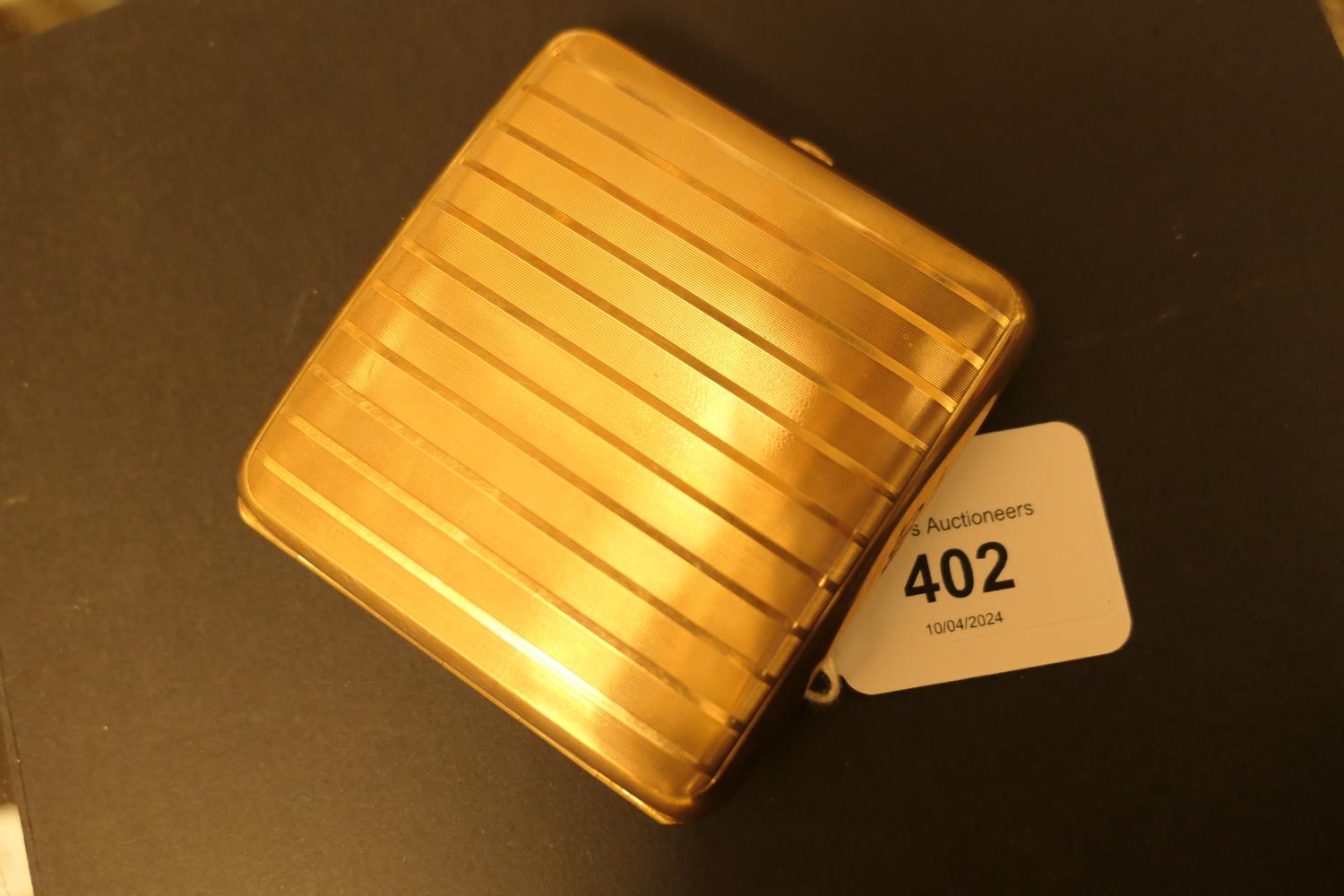 George V 9ct gold cigarette case, London 1920, curved form with engine turned vertilinear - Image 3 of 5