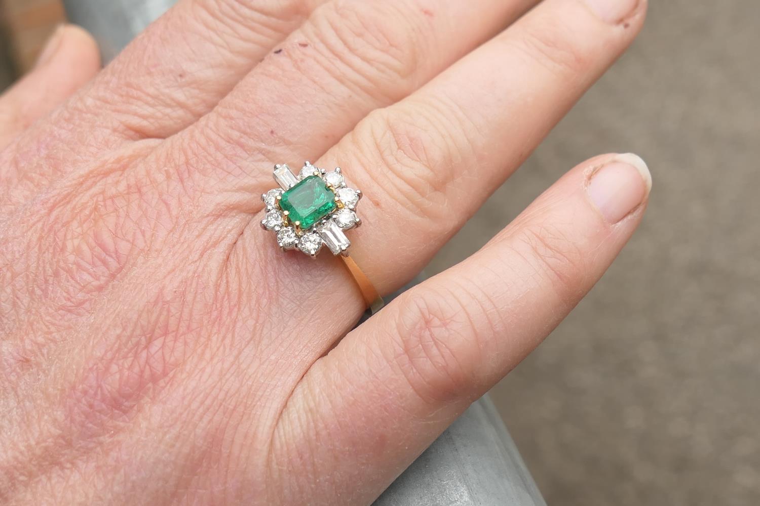 Emerald and diamond cluster ring, square cut emerald of approx. 1ct, flanked by two baguette - Image 3 of 6