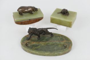 Austrian bronze and green onyx pen tray, surmounted with a bronze prowling tiger, 25cm; also a green