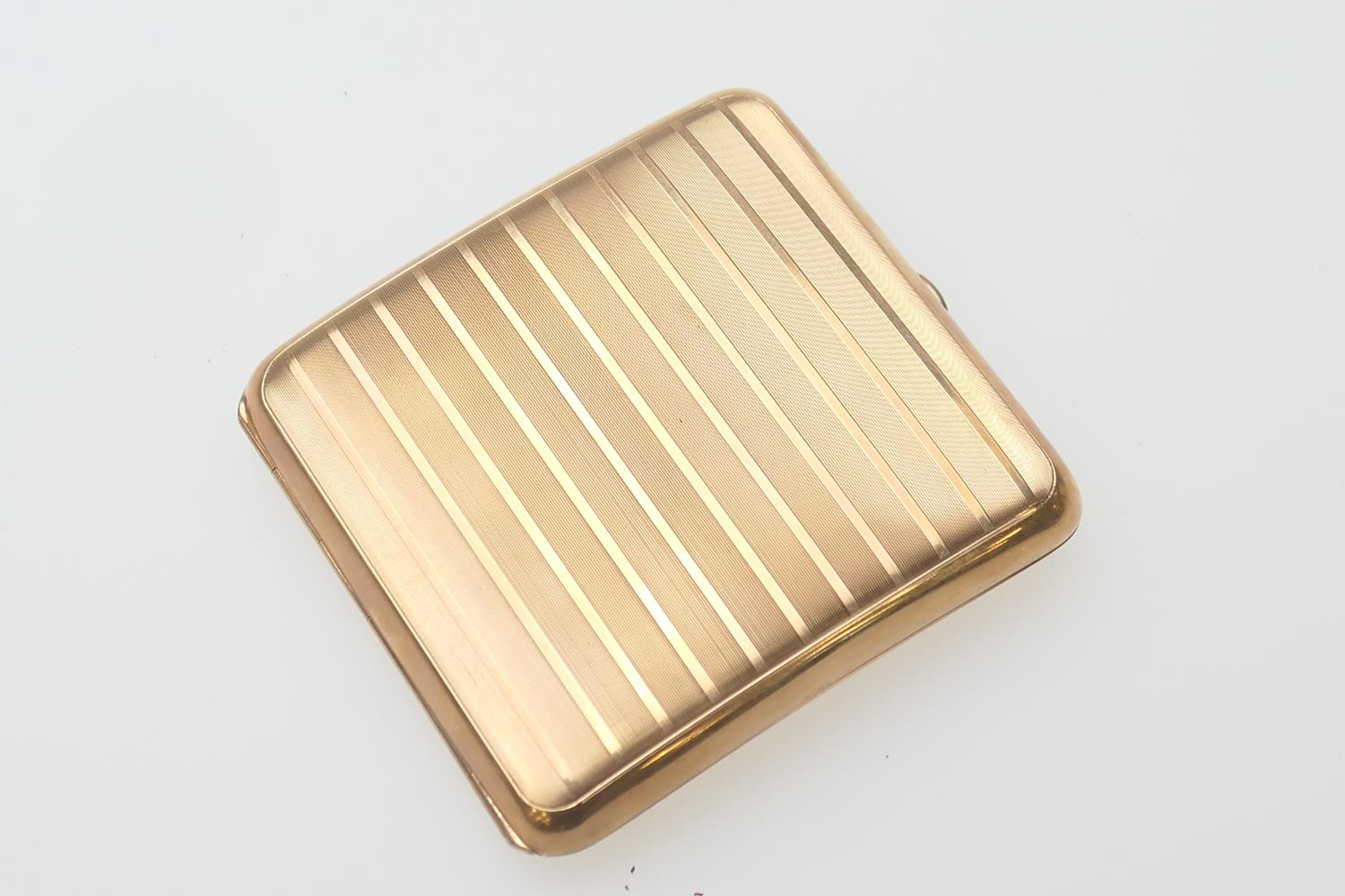 George V 9ct gold cigarette case, London 1920, curved form with engine turned vertilinear