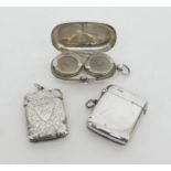 Silver double sovereign case, Birmingham 1909, 6cm; also an Edwardian silver vesta case,