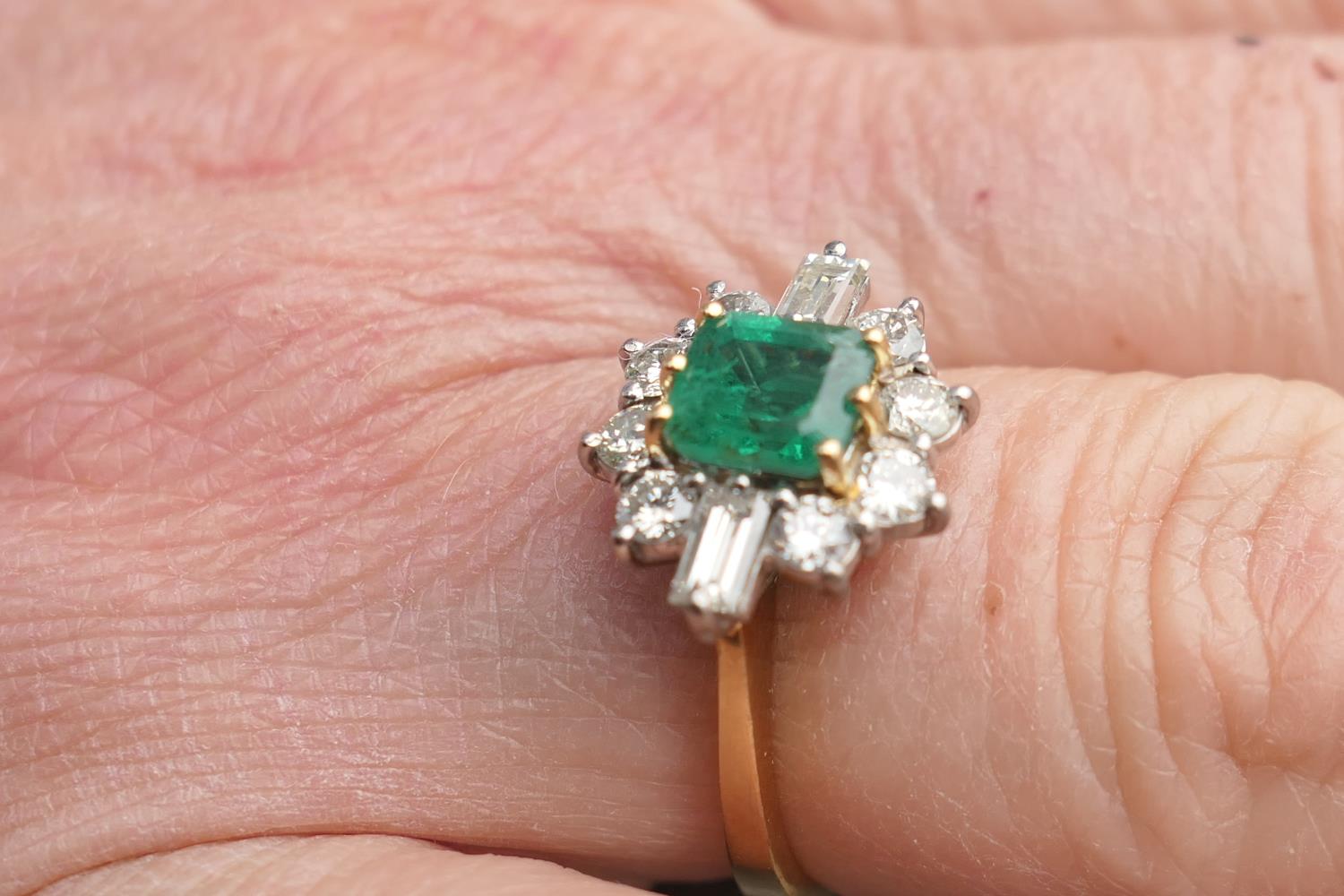 Emerald and diamond cluster ring, square cut emerald of approx. 1ct, flanked by two baguette - Image 4 of 6
