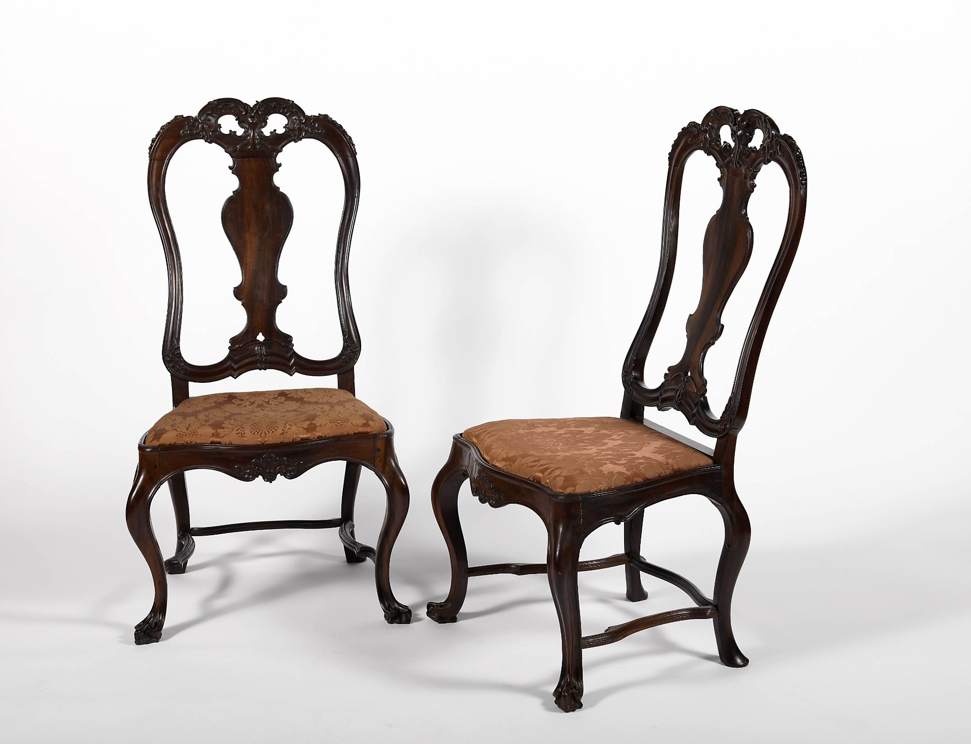 A pair of chairs