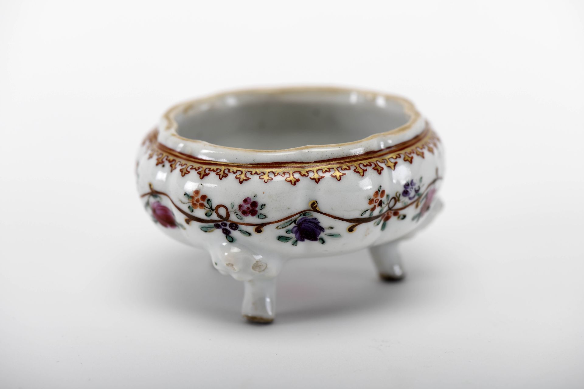 A scalloped salt cellar with three feet - Image 2 of 2