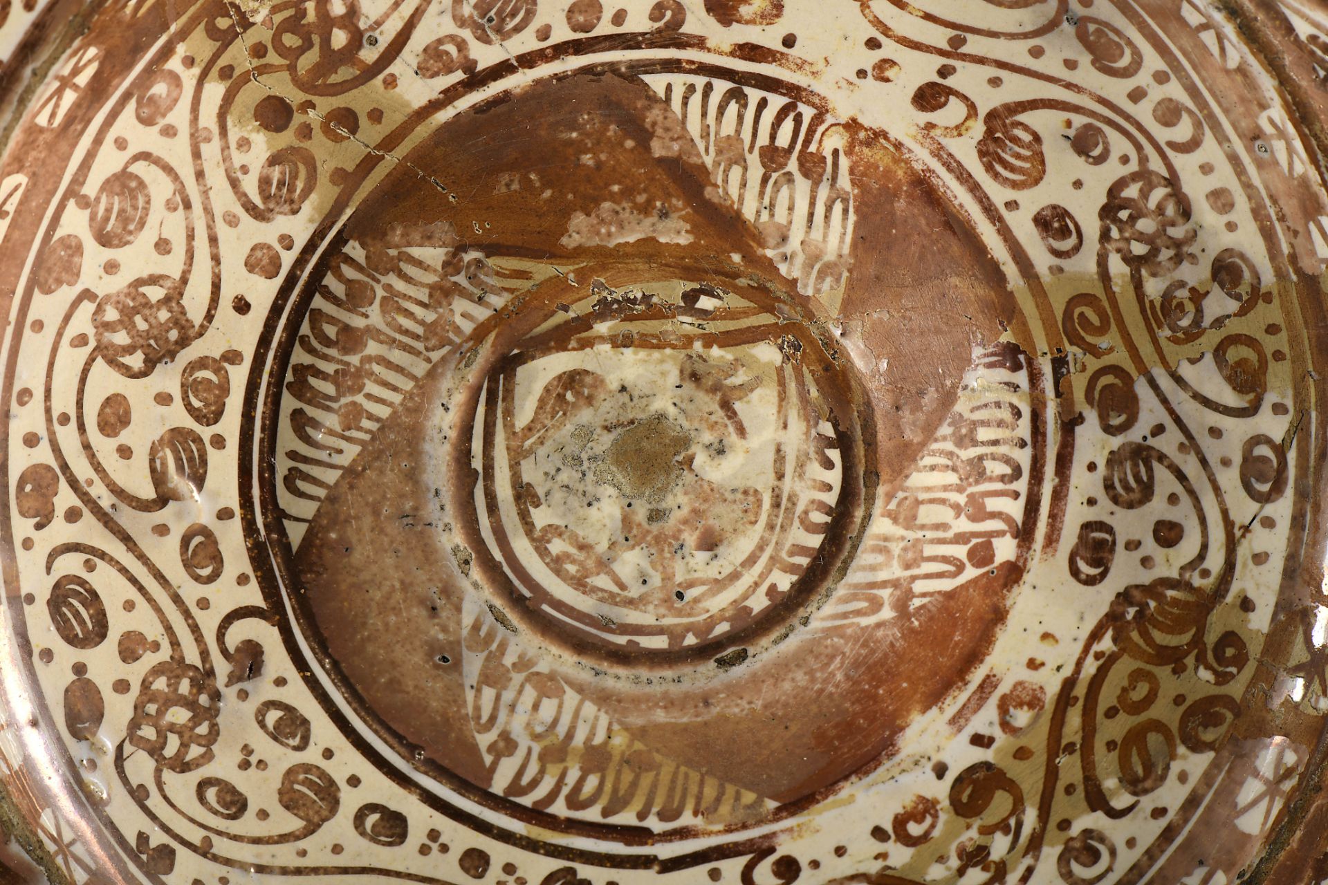 A plate - Image 2 of 4