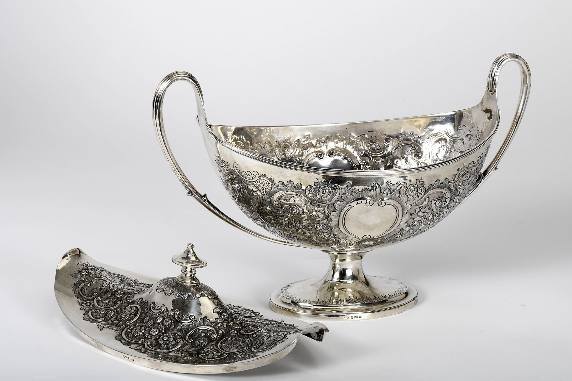 An oval tureen with two handles - Image 2 of 3