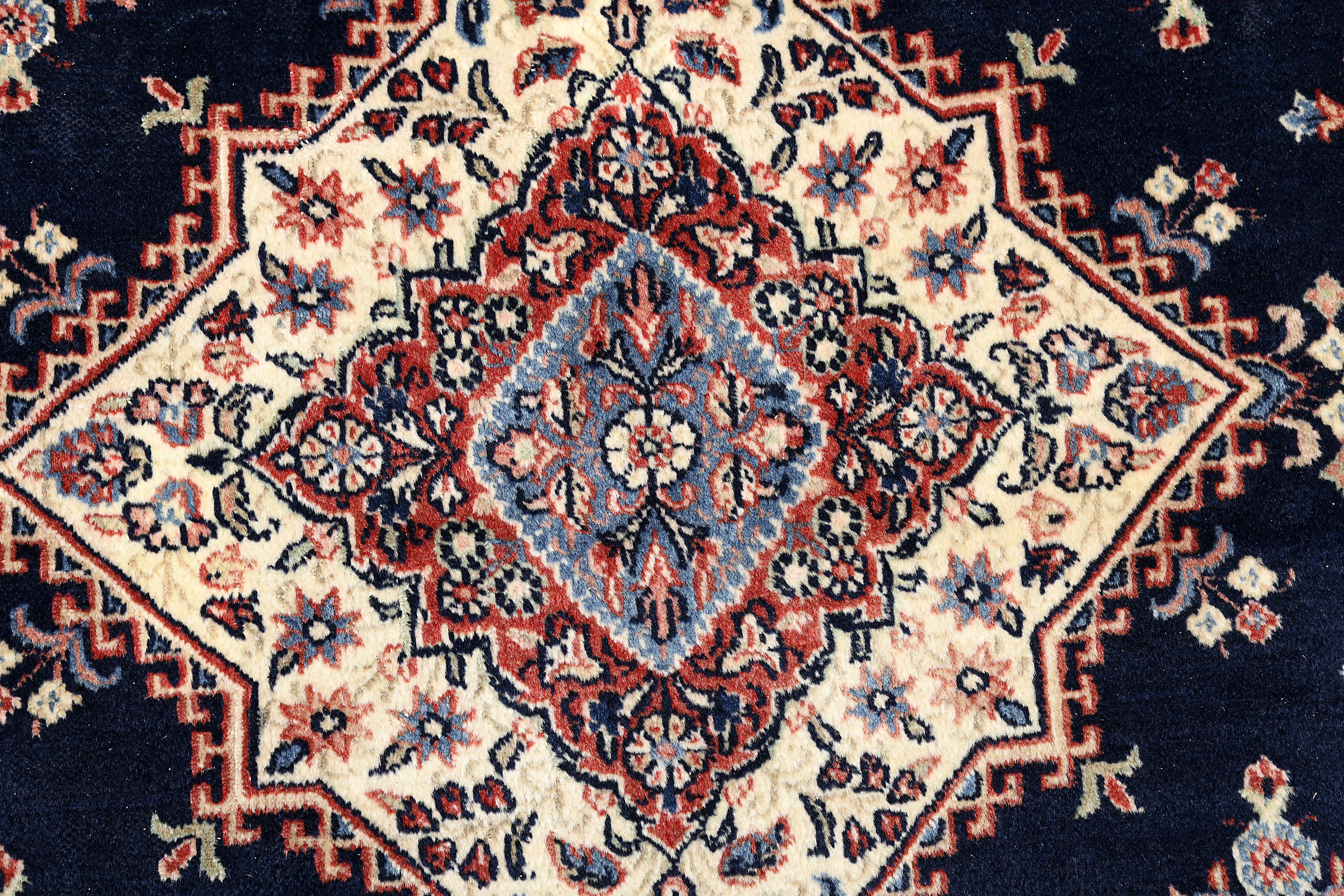 A carpet - Image 4 of 4