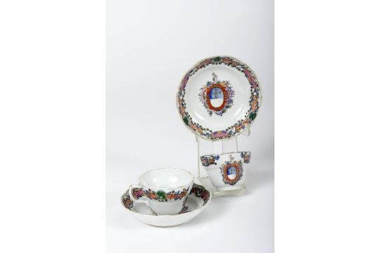 A pair of cups and saucers with wavy edges - Bild 2 aus 2