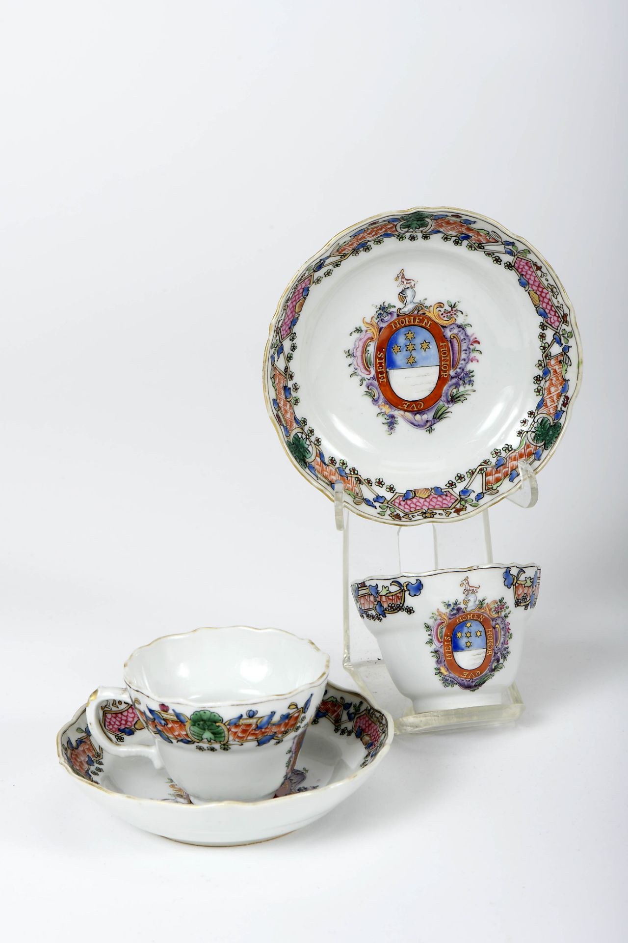 A pair of cups and saucers with wavy edges - Image 2 of 2