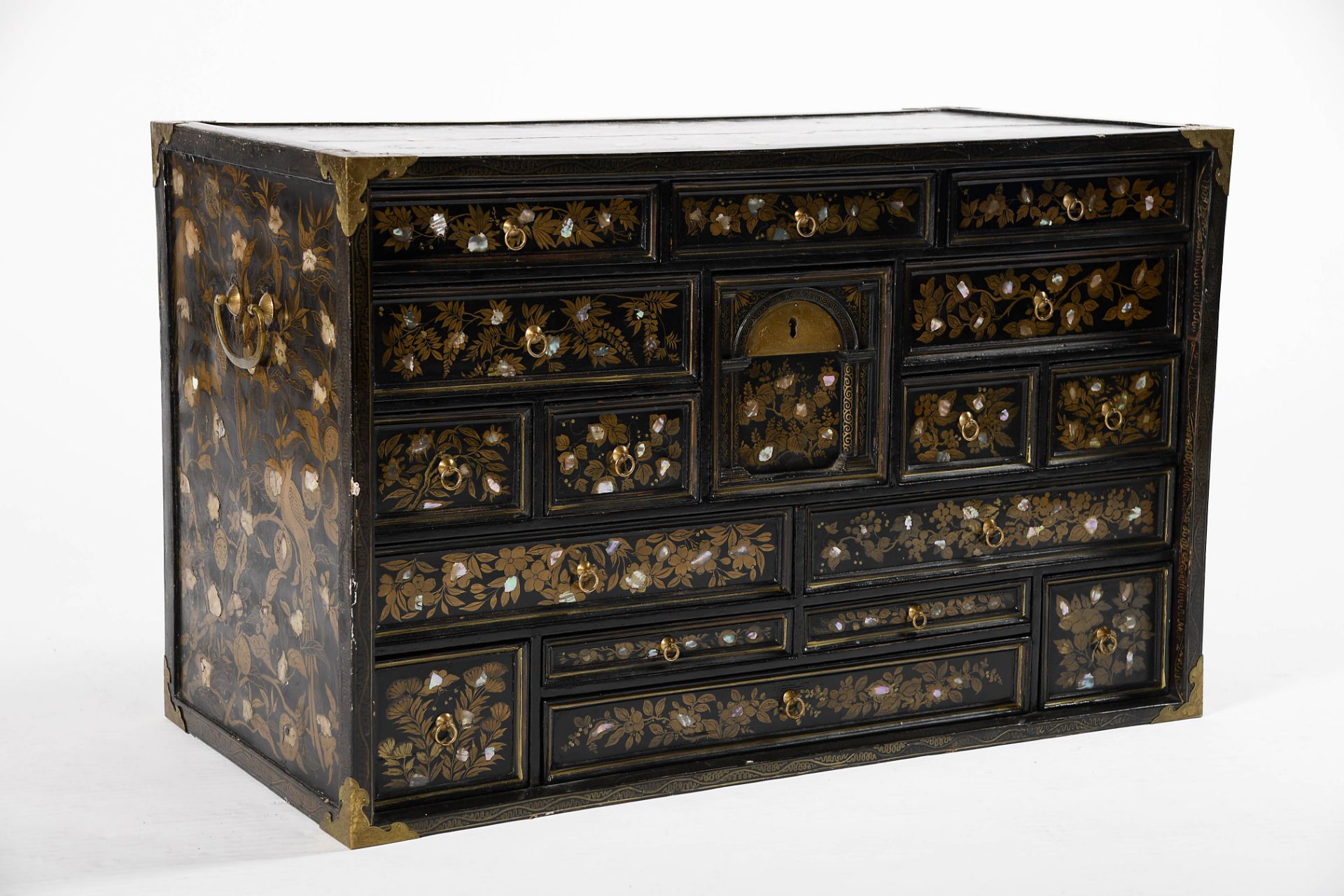 A bureau with seventeen drawers - Bild 2 aus 6