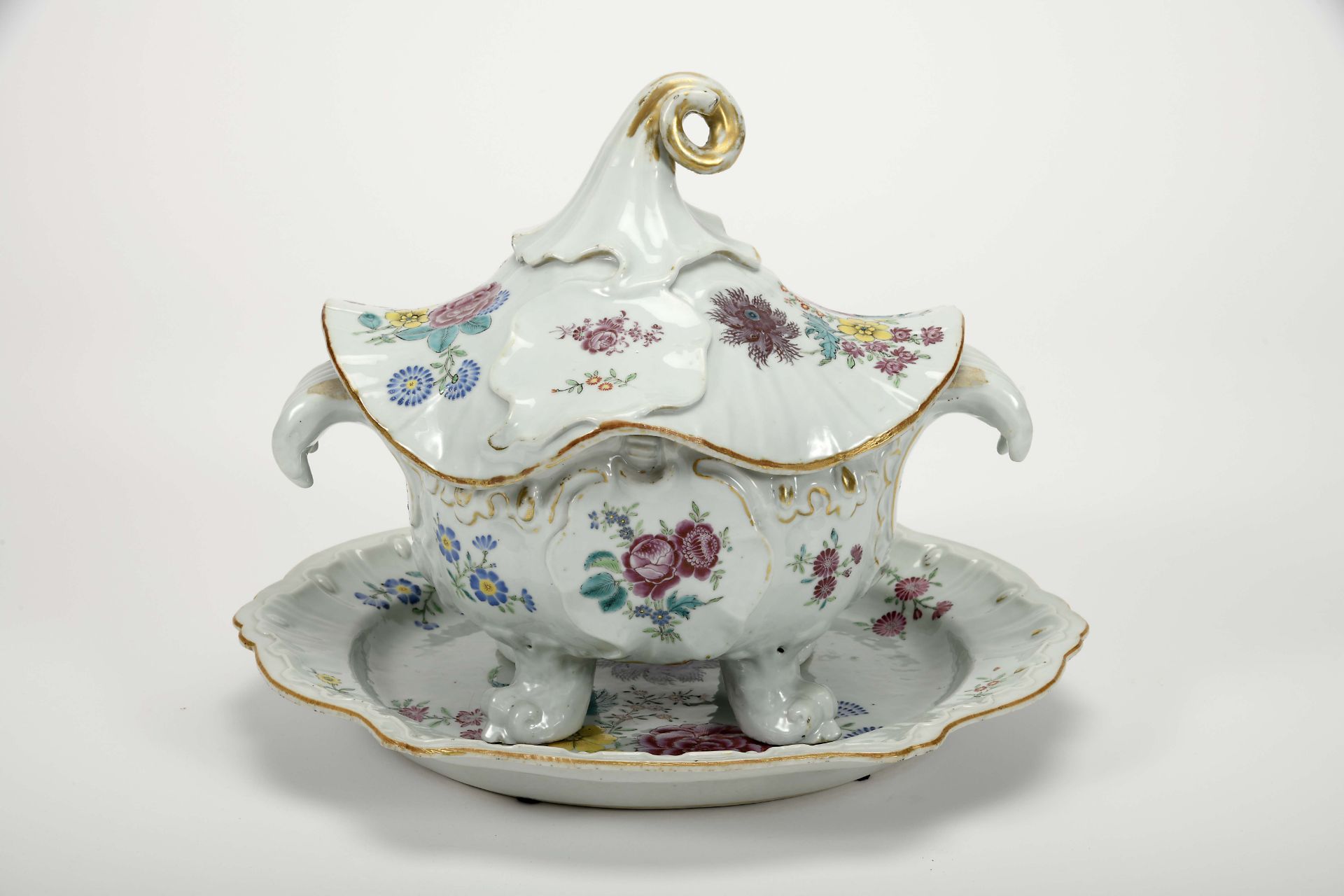 A "Chapeau chinois" tureen with four feet and scalloped stand - Bild 2 aus 5