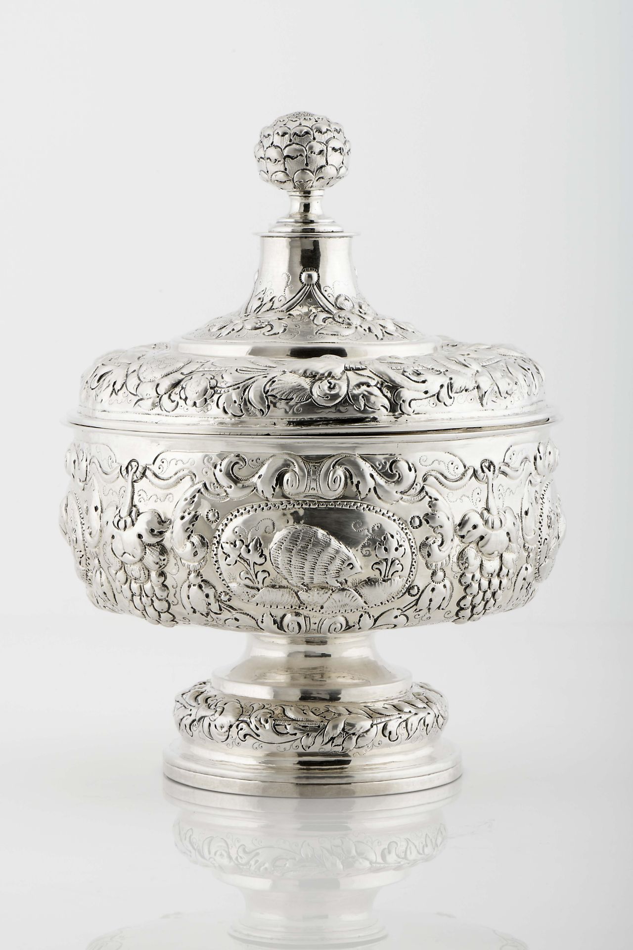 An "Olha" tureen with presentoir - Bild 8 aus 17