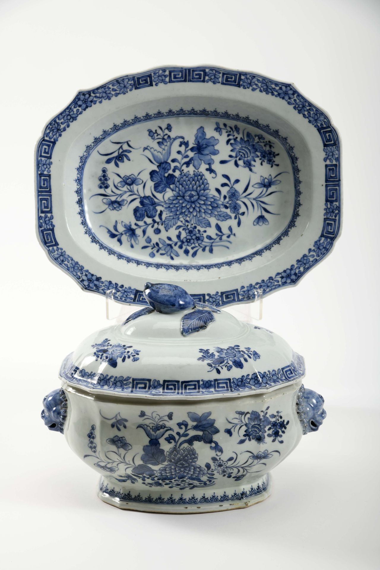A scalloped tureen with stand - Bild 2 aus 3