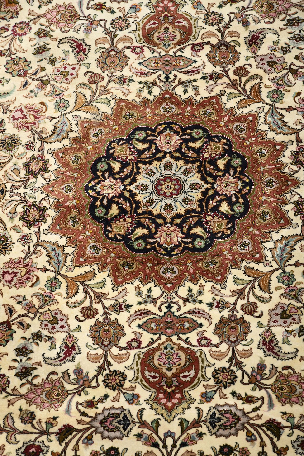 A Tabriz carpet - Bild 3 aus 4