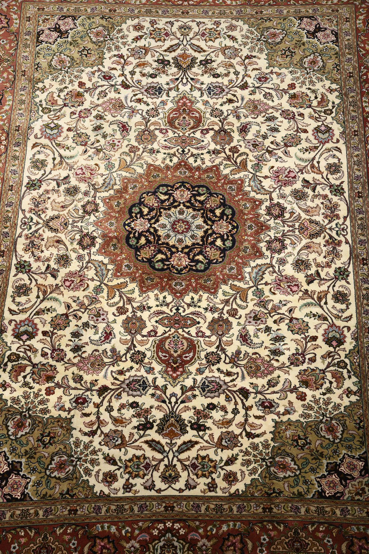 A Tabriz carpet - Bild 2 aus 4