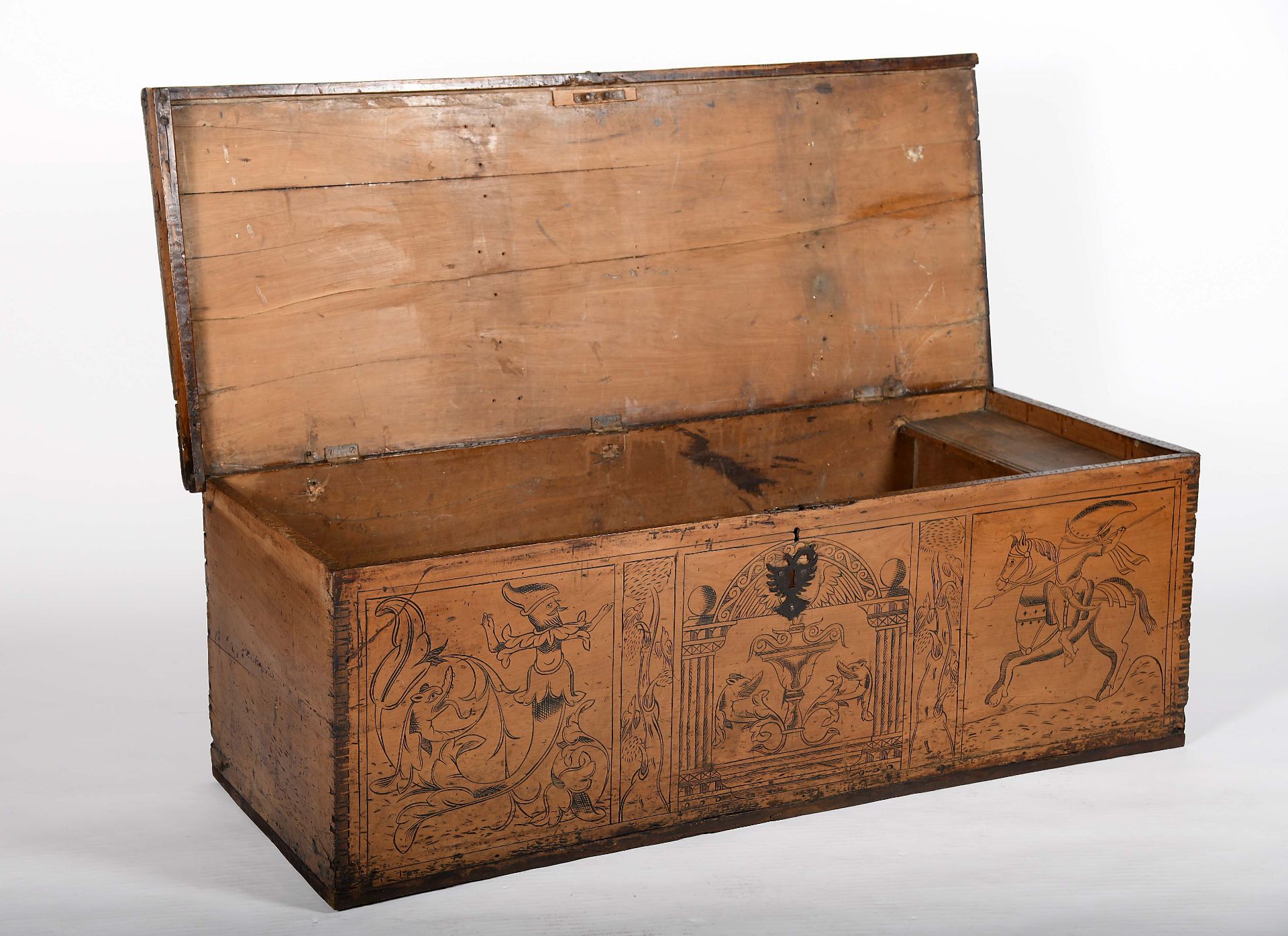 A grooved decoration chest - Bild 3 aus 3