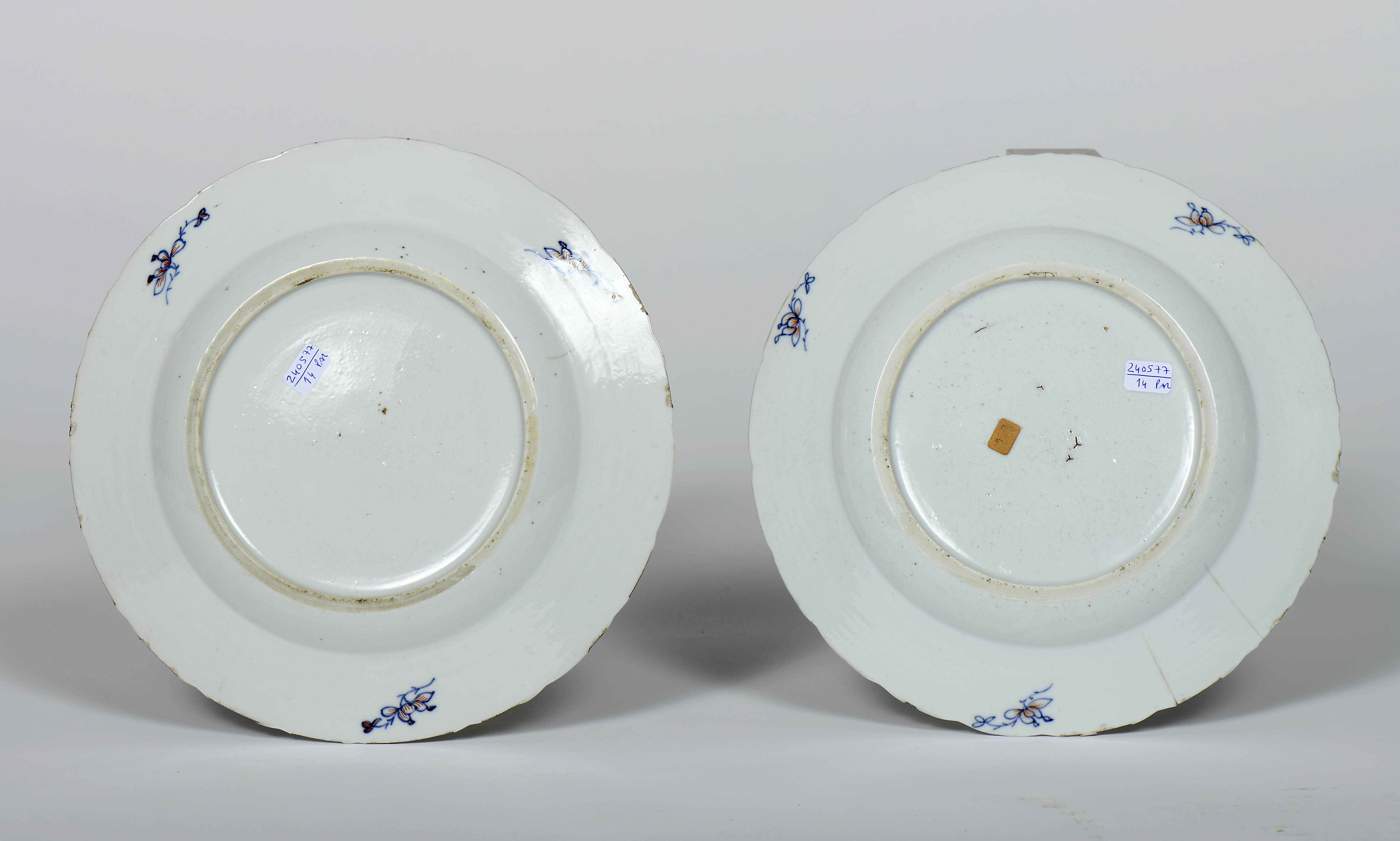 A pair of scalloped plates - Image 2 of 2