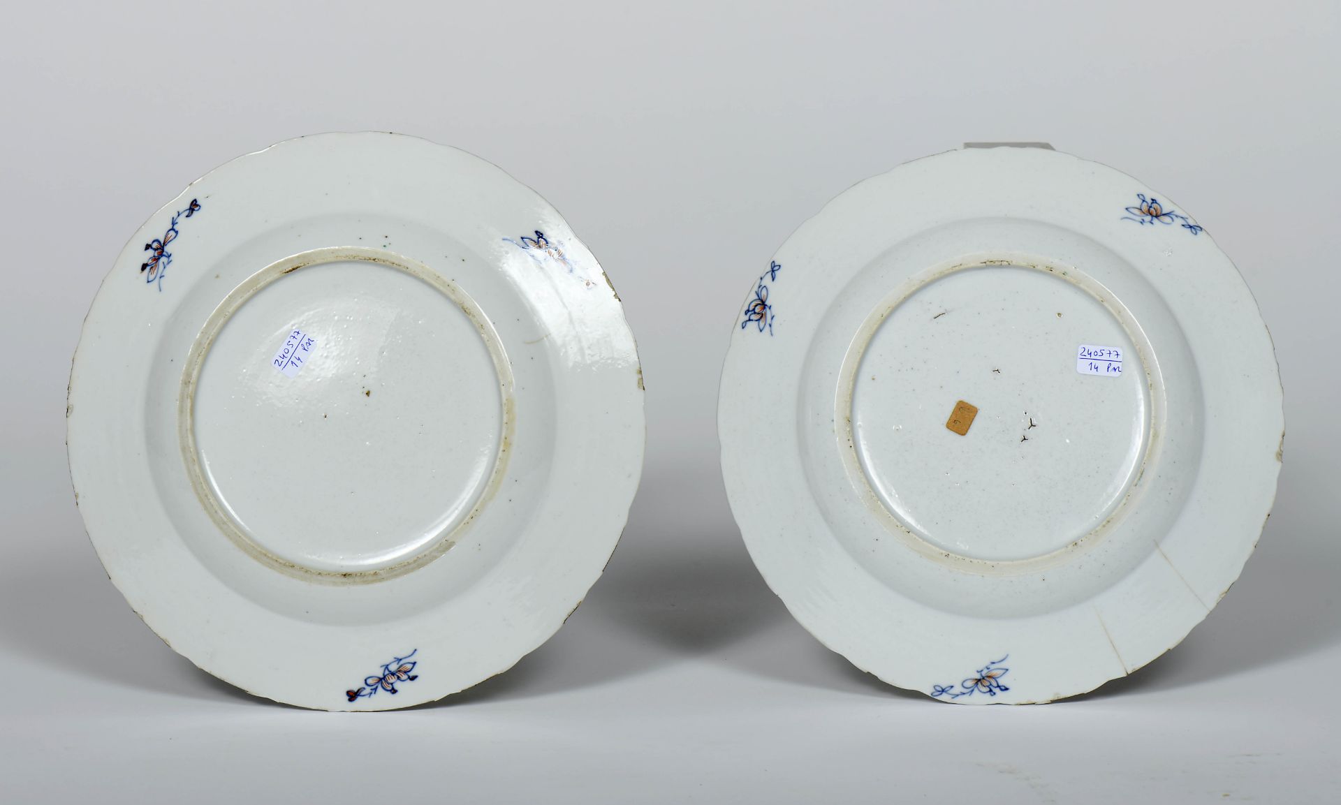A pair of scalloped plates - Bild 2 aus 2