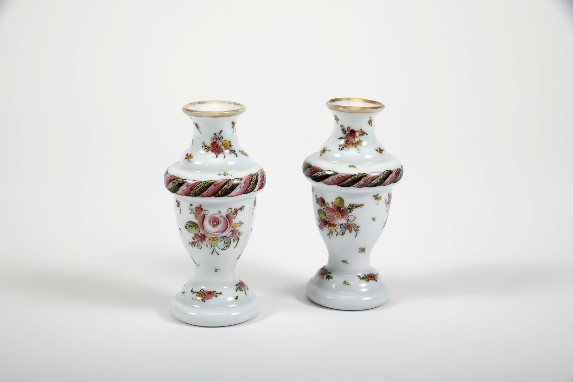 A pair of vases - Bild 2 aus 2