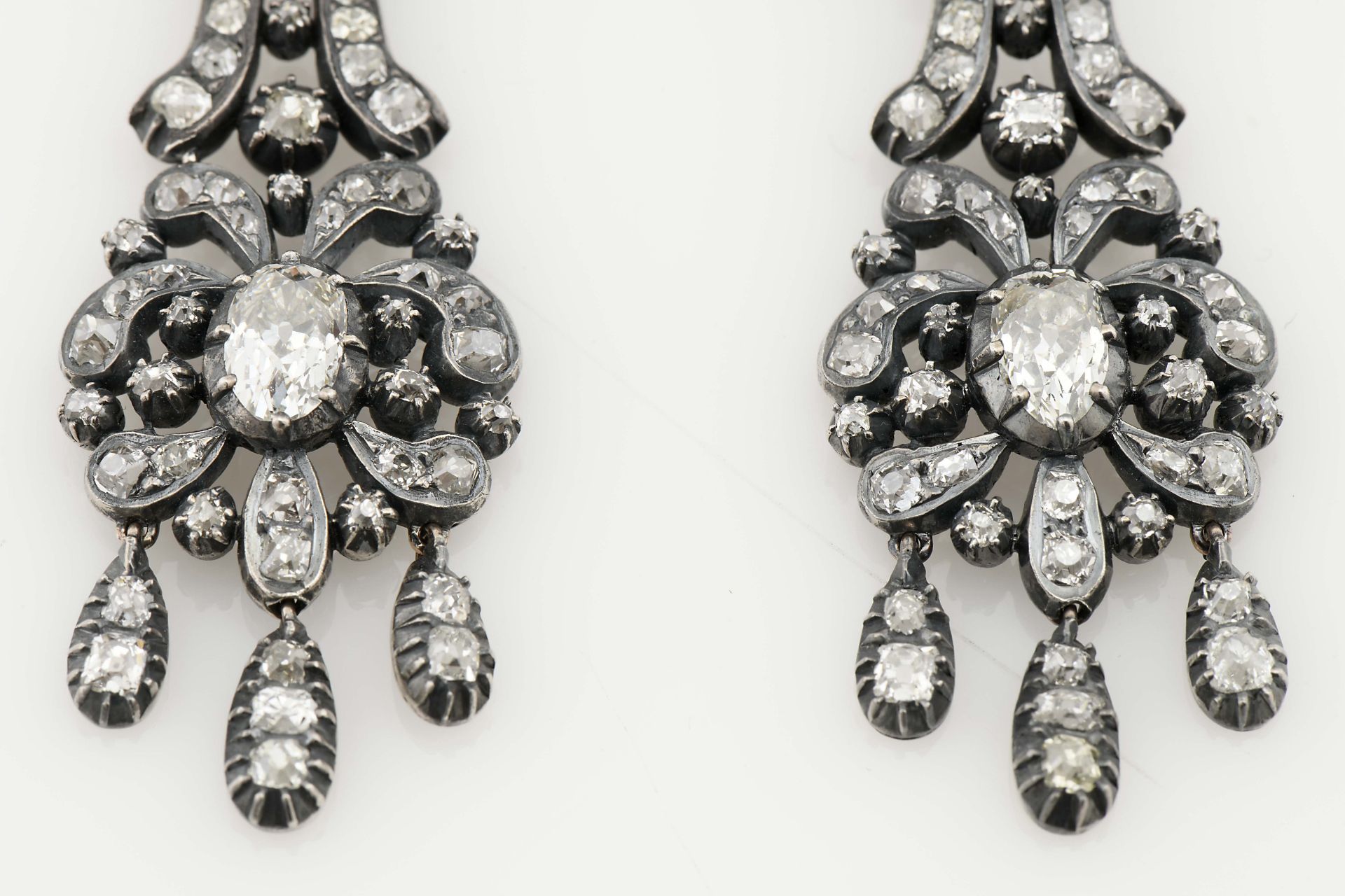 A pair of earrings - Image 2 of 3