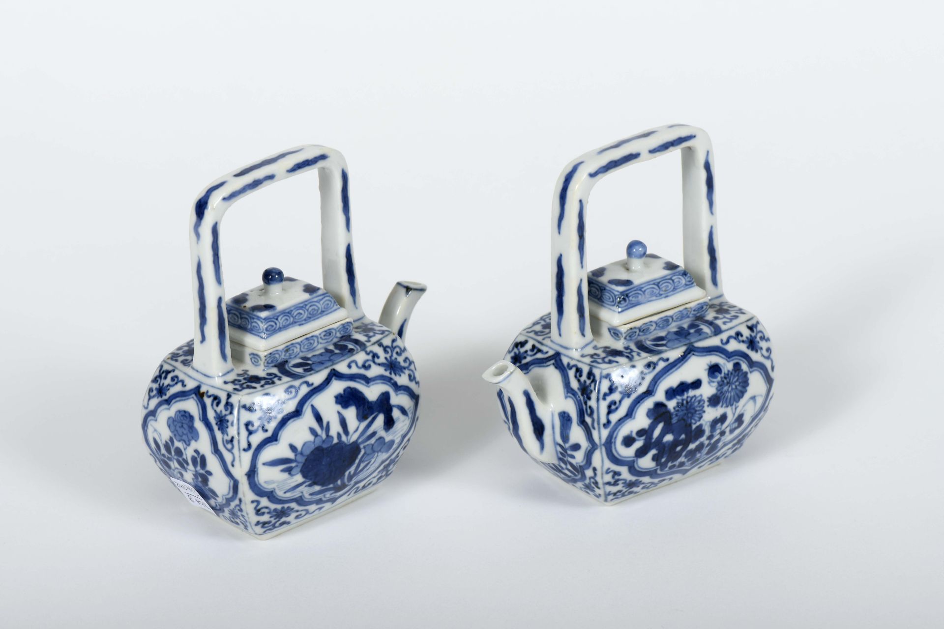 A pair of small teapots with covers - Bild 3 aus 3