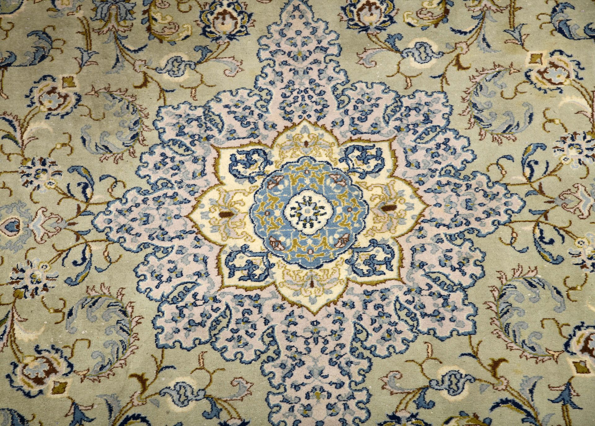 A carpet - Image 3 of 4