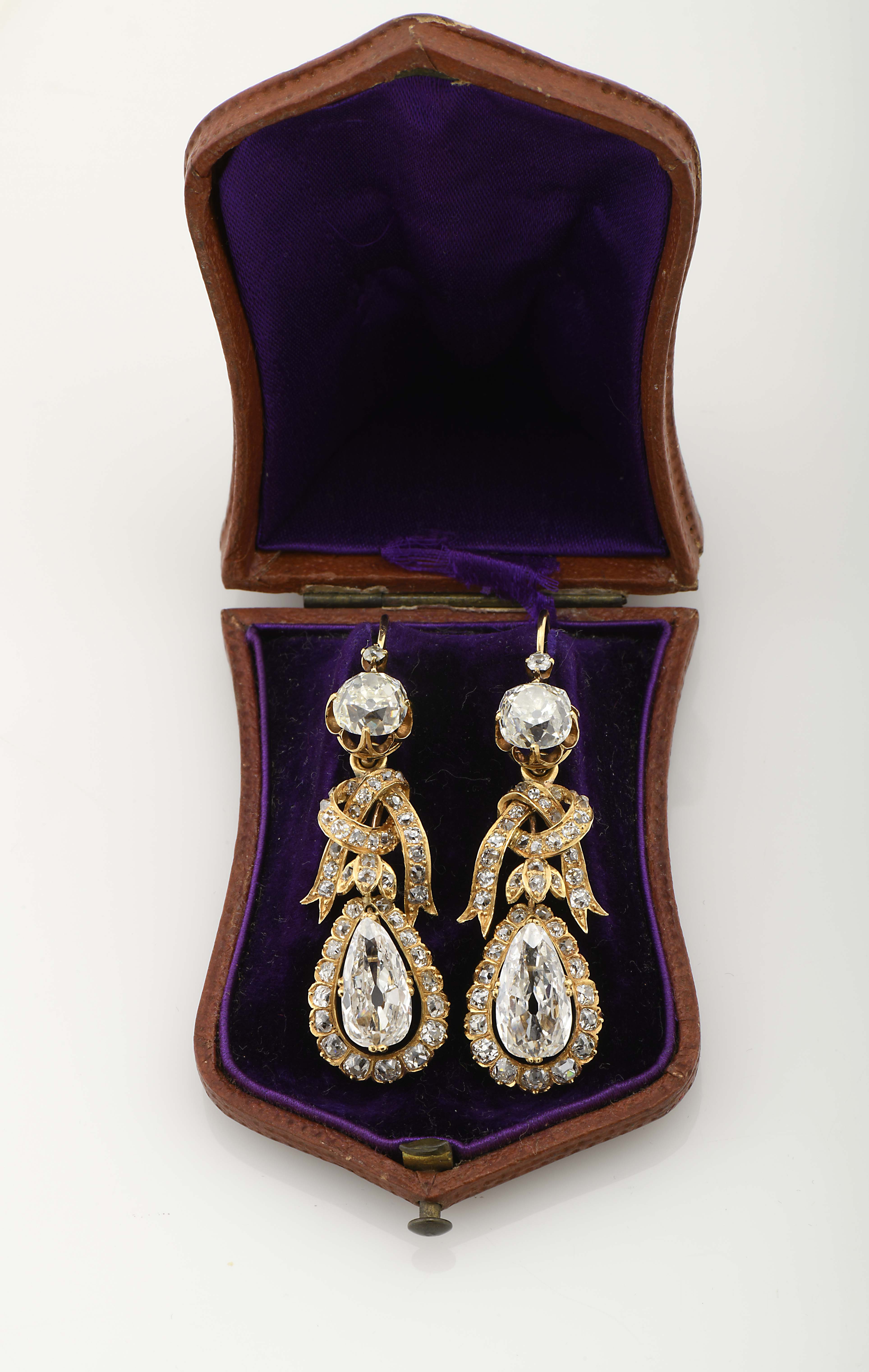 A pair of dangle earrings - Image 2 of 5