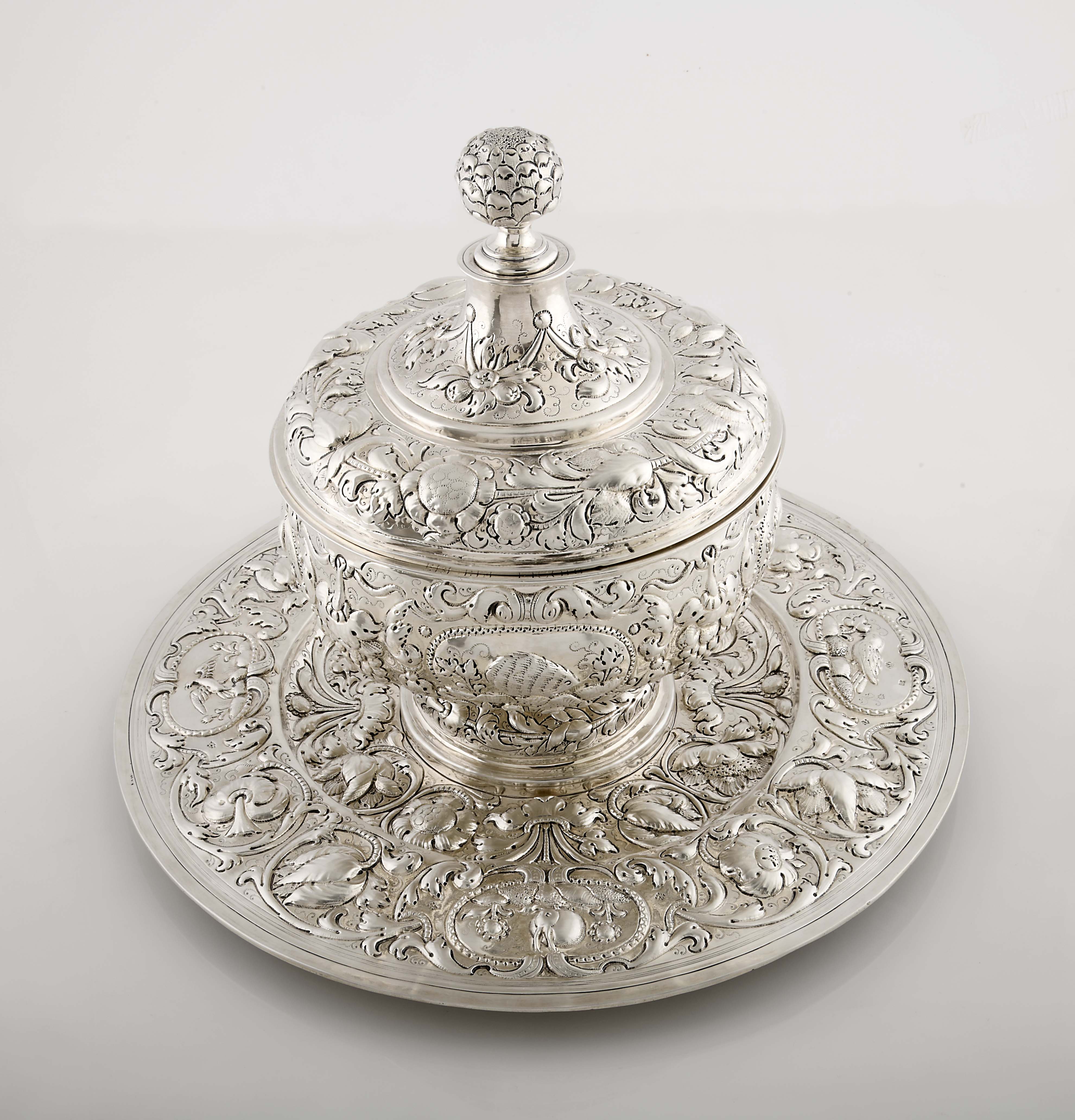 An "Olha" tureen with presentoir