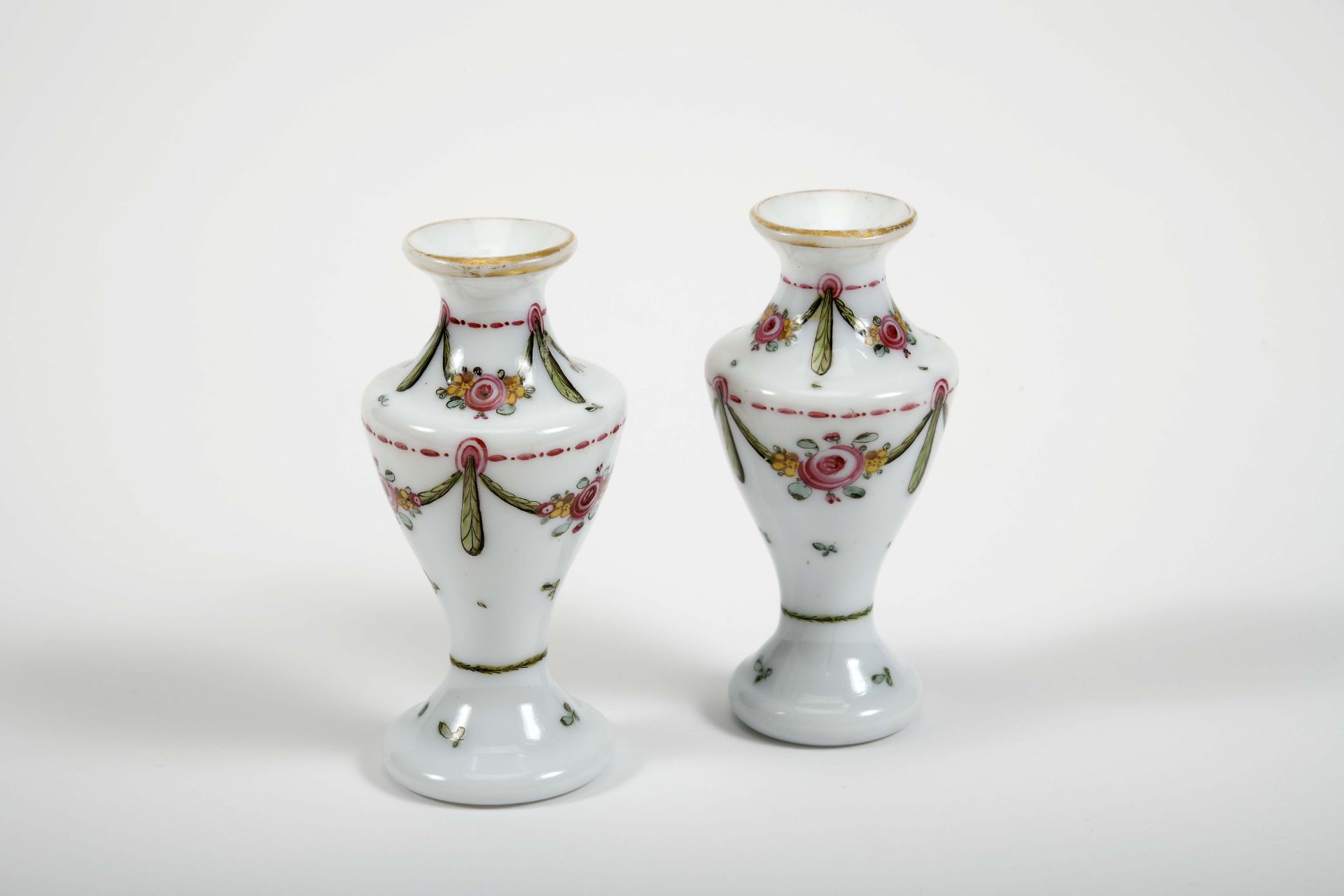 A pair of vases - Image 2 of 2