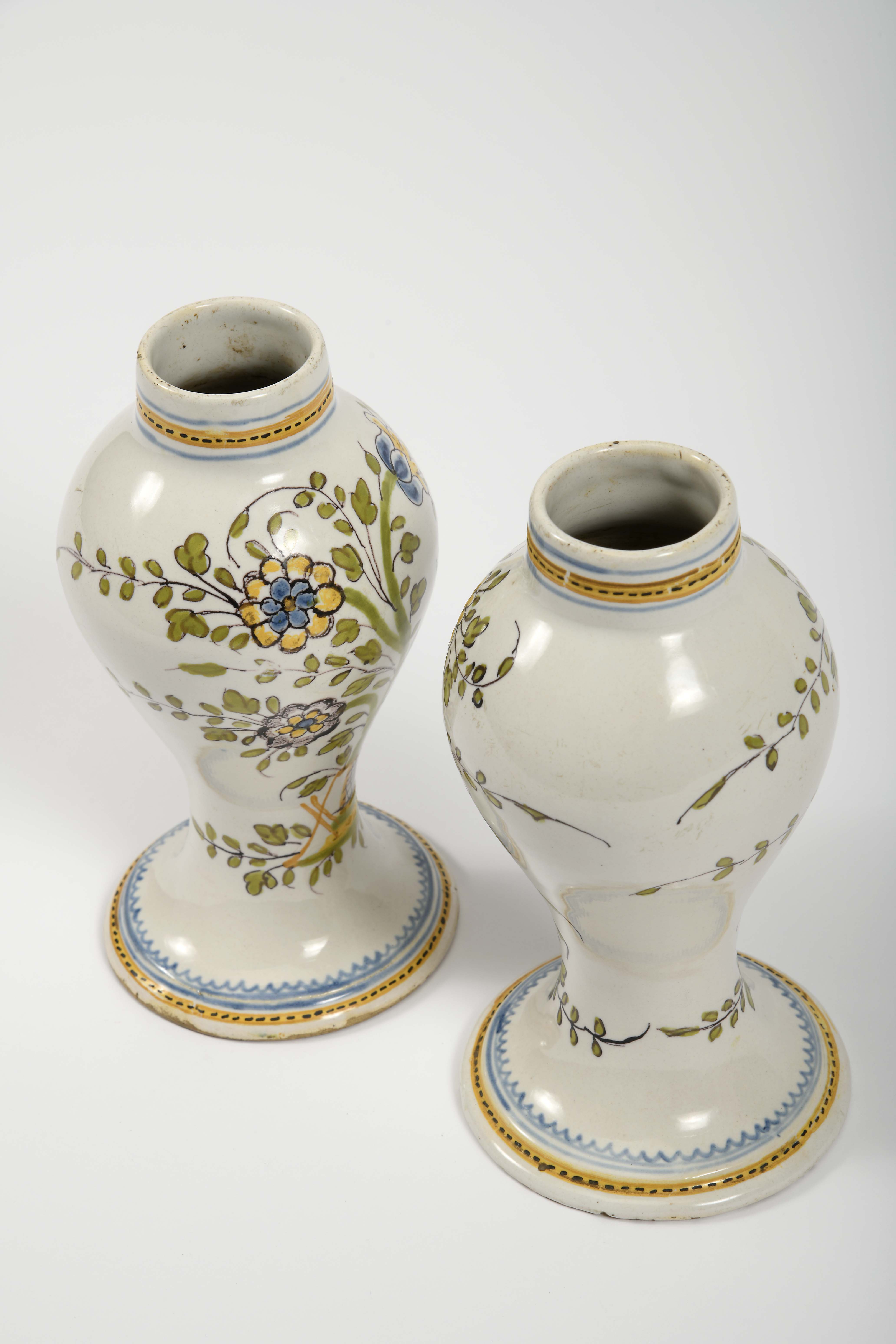 A pair of potted vases - Image 2 of 3