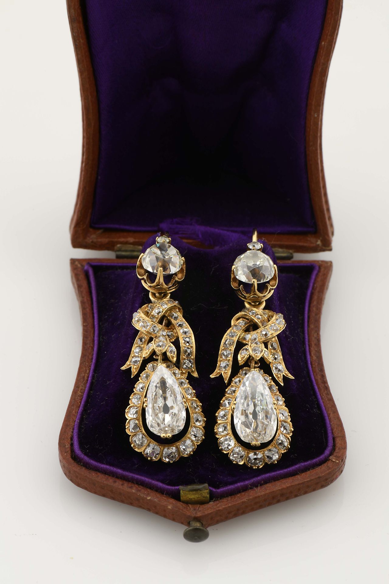 A pair of dangle earrings - Image 3 of 5