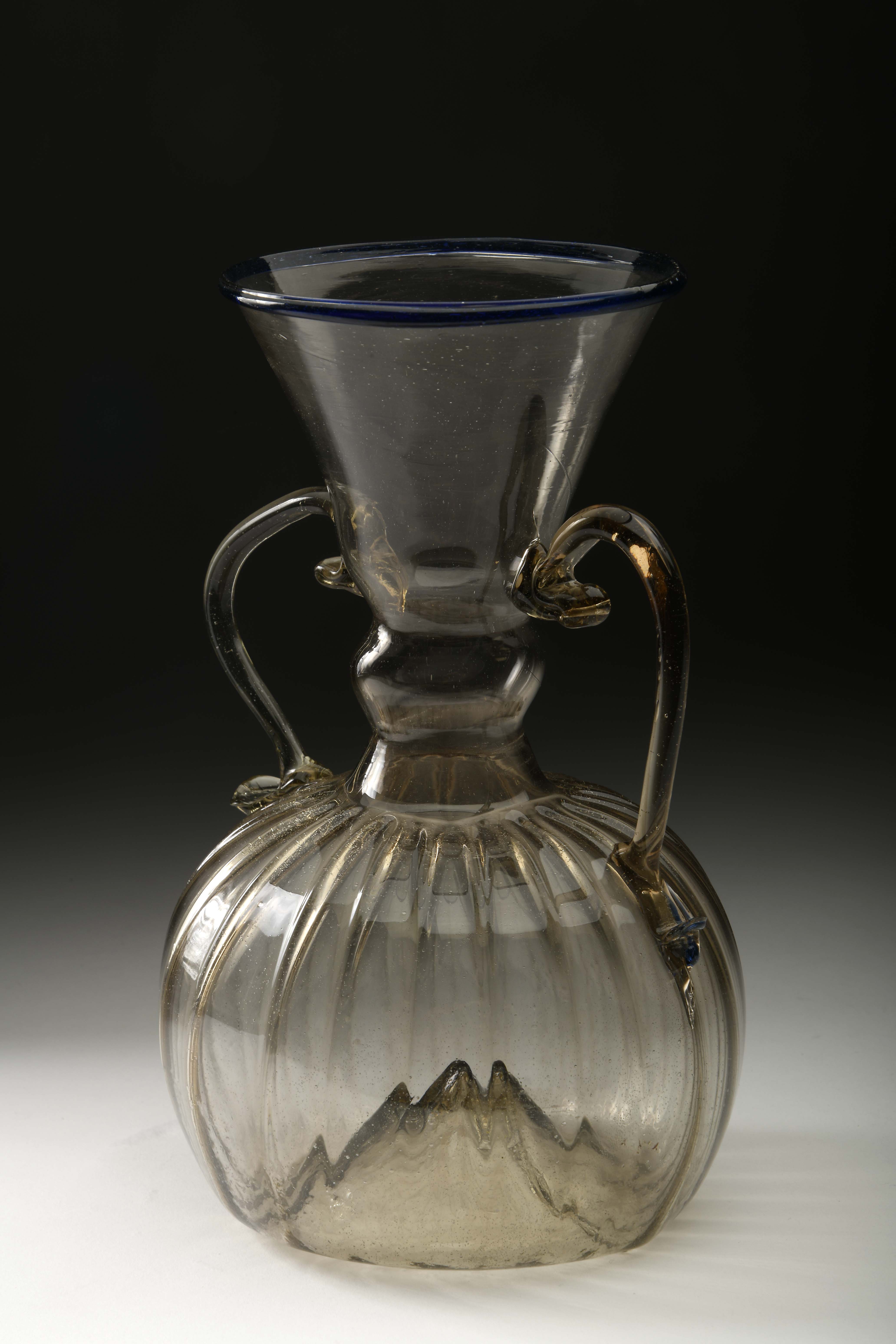 A bell-top vase with two handles - Image 2 of 2