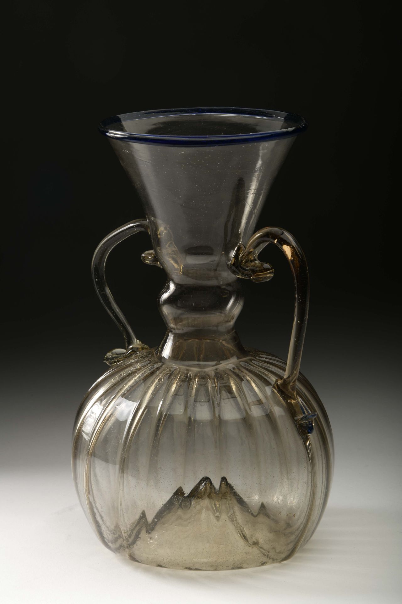 A bell-top vase with two handles - Bild 2 aus 2