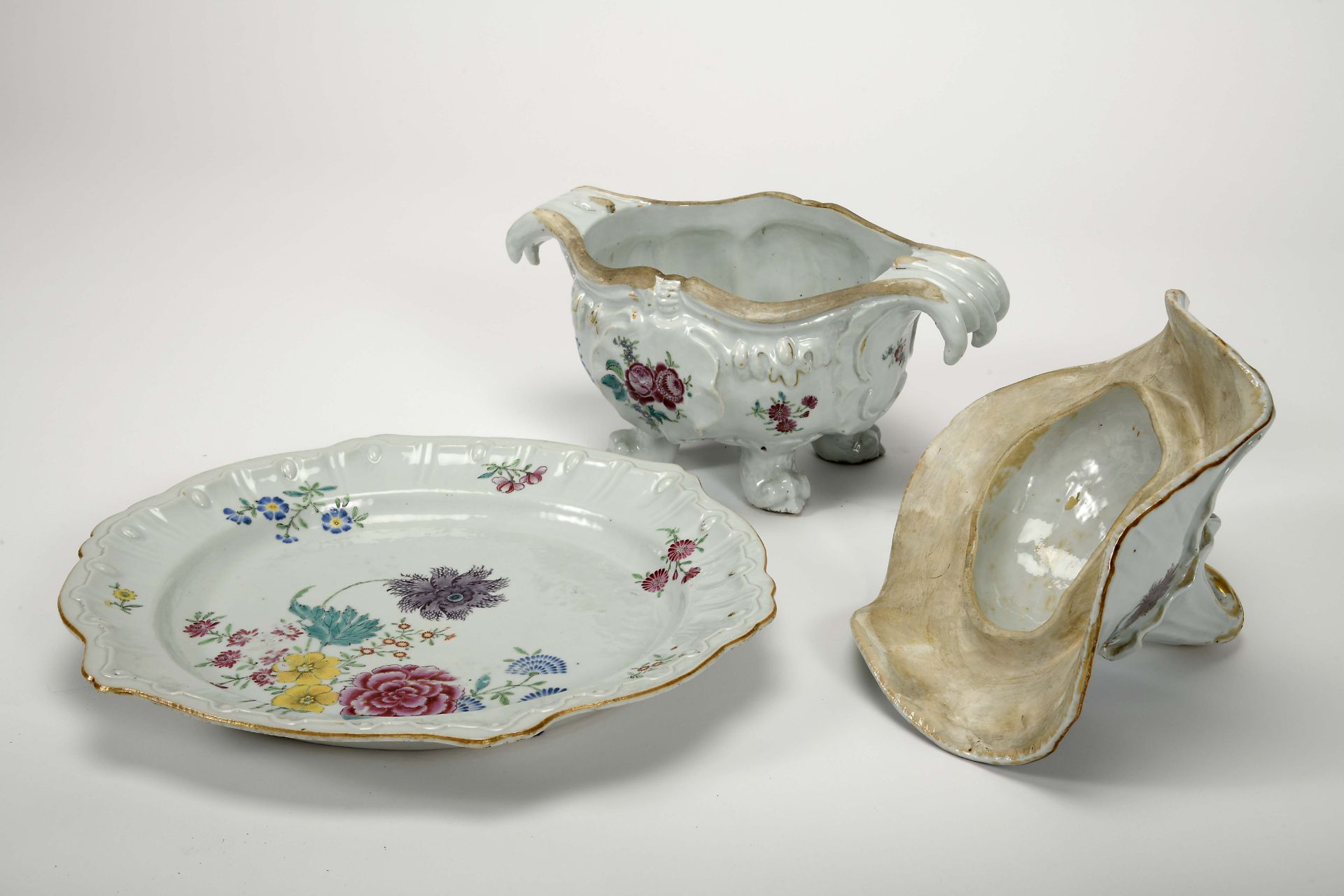 A "Chapeau chinois" tureen with four feet and scalloped stand - Bild 4 aus 5