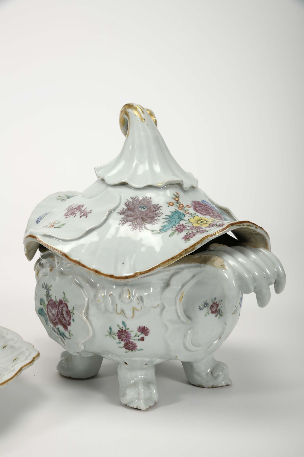 A "Chapeau chinois" tureen with four feet and scalloped stand - Bild 5 aus 5