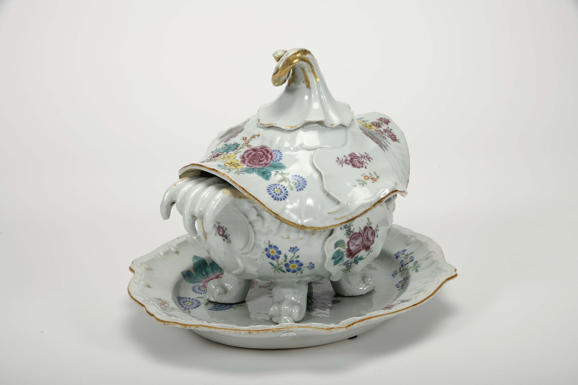 A "Chapeau chinois" tureen with four feet and scalloped stand - Bild 3 aus 5