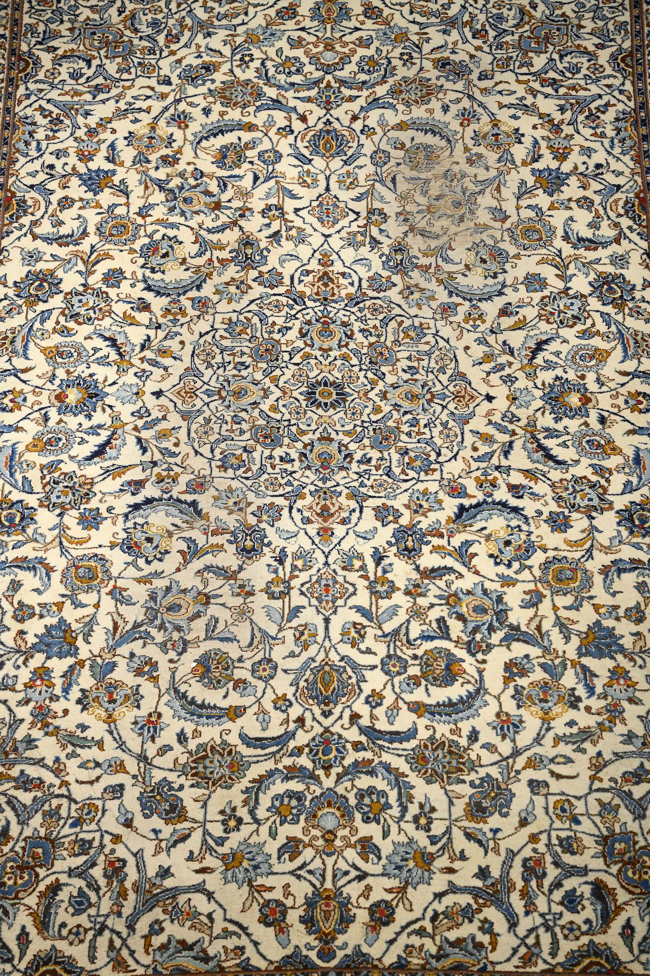 A carpet - Image 2 of 4