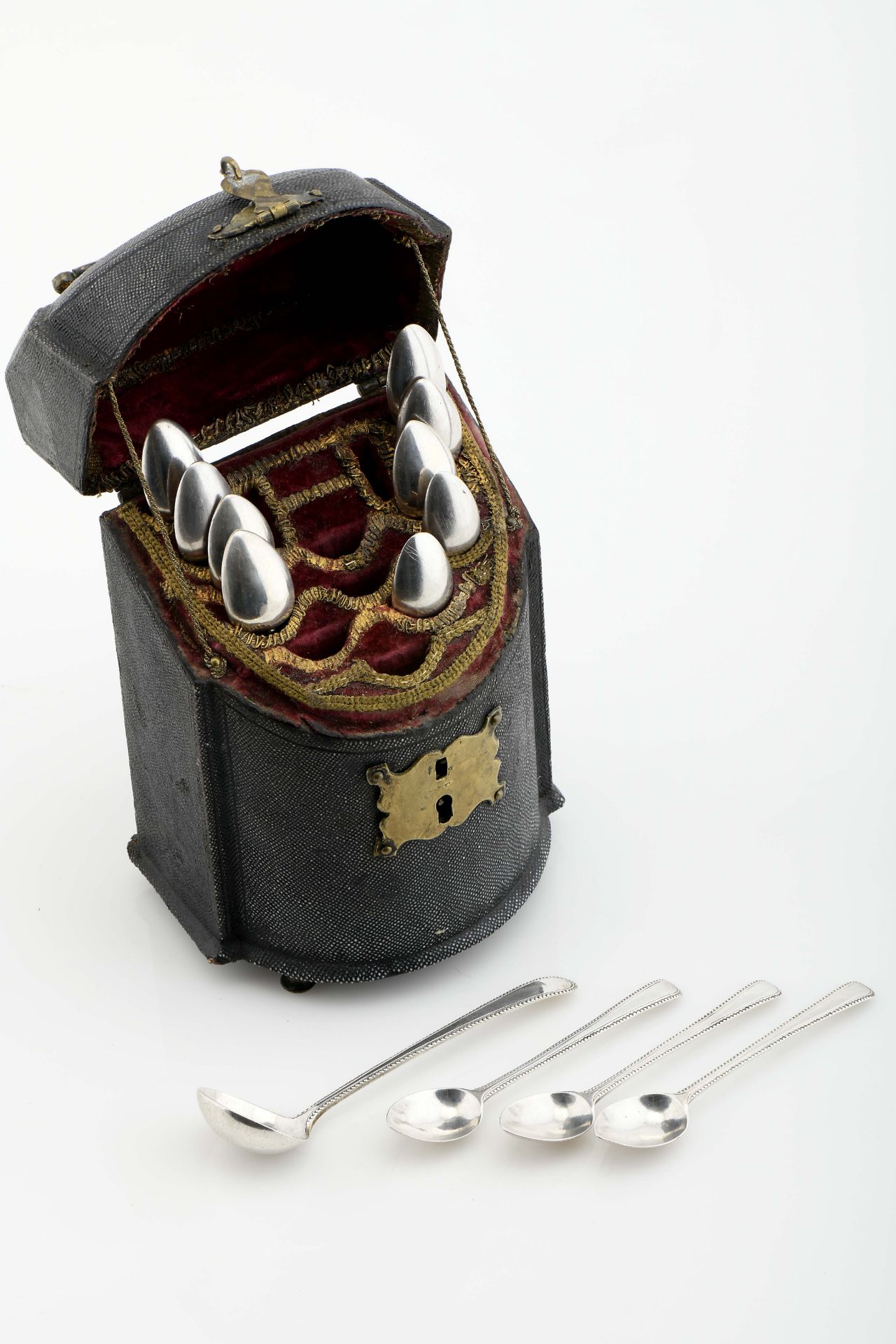 A cutlery case (barretina) with sugar bowl and twelve teaspoons - Bild 3 aus 5