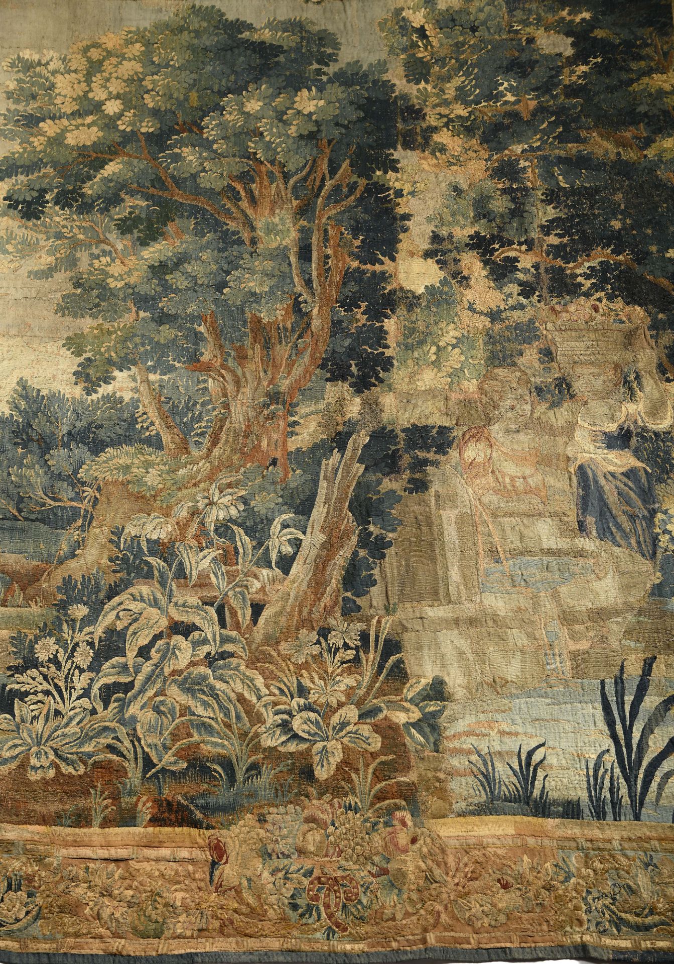 A tapestry "Female figures by the fountain" - Bild 2 aus 3