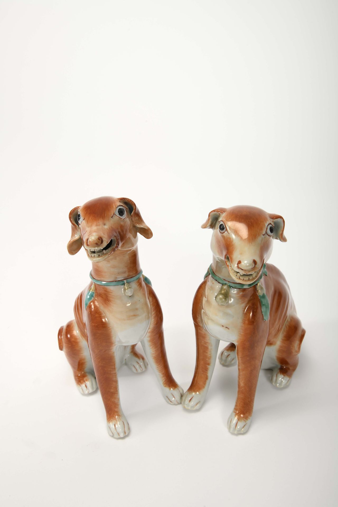A pair of sitting dogs - Bild 3 aus 3