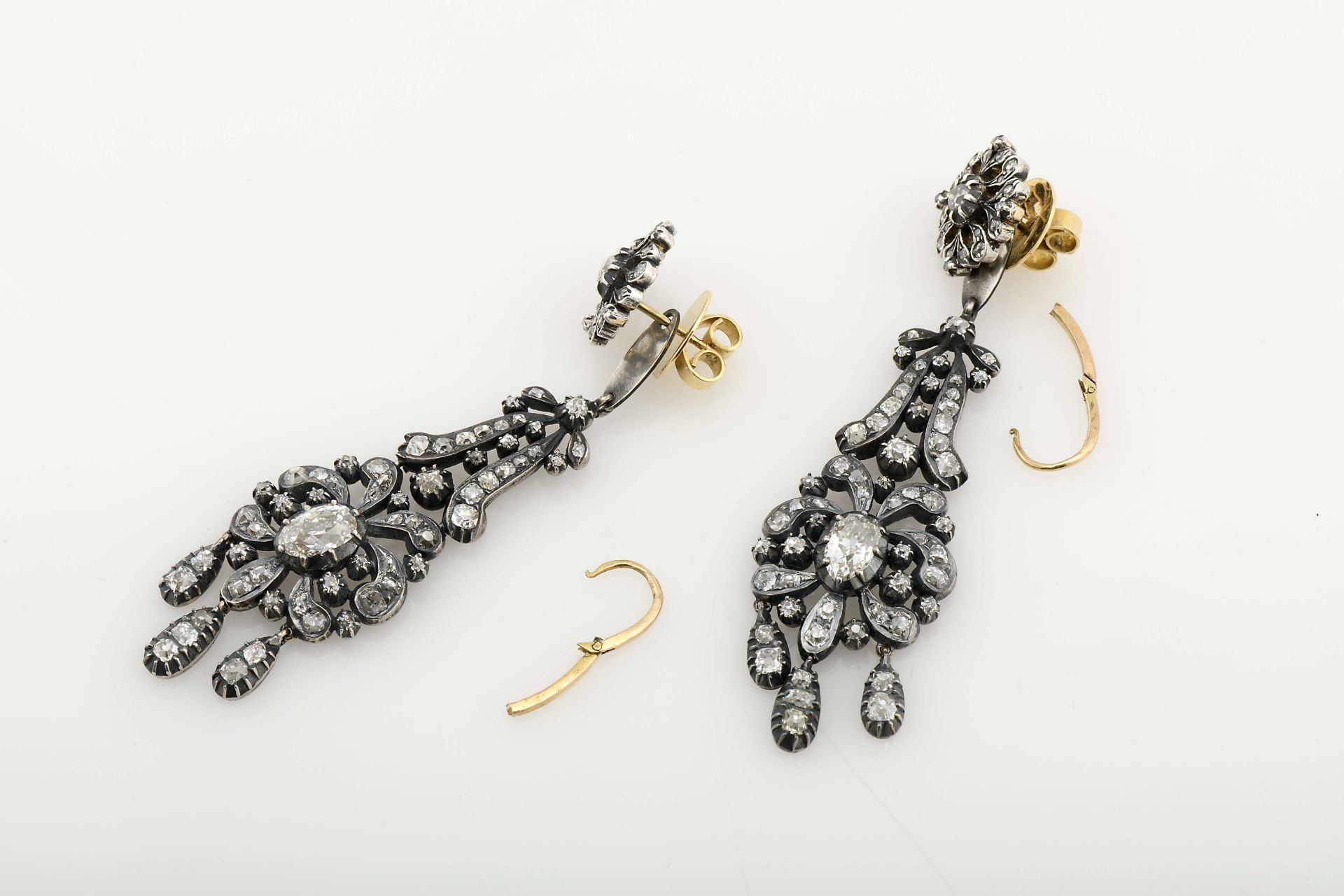 A pair of earrings - Image 3 of 3