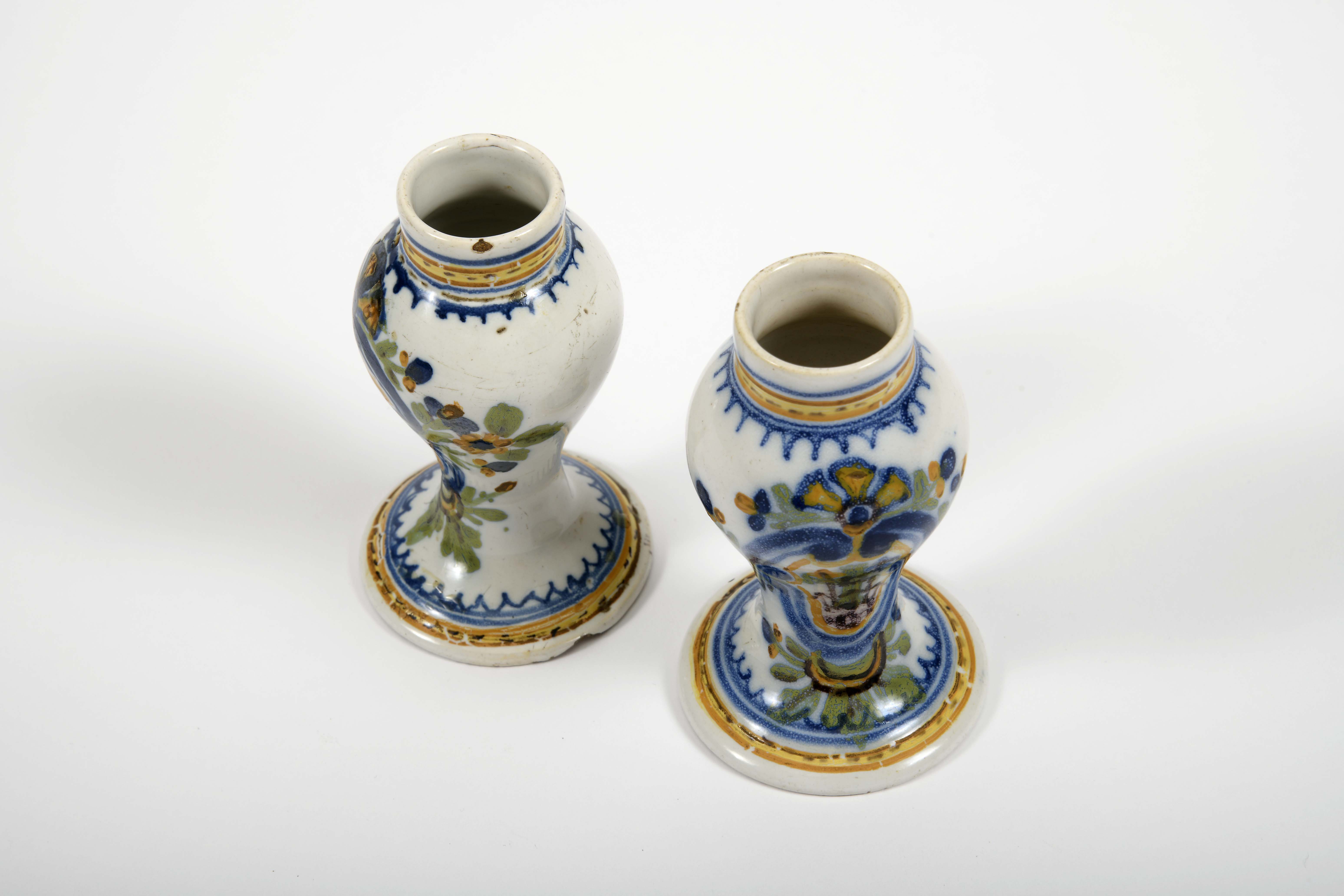 A pair of small potted vases - Image 2 of 4