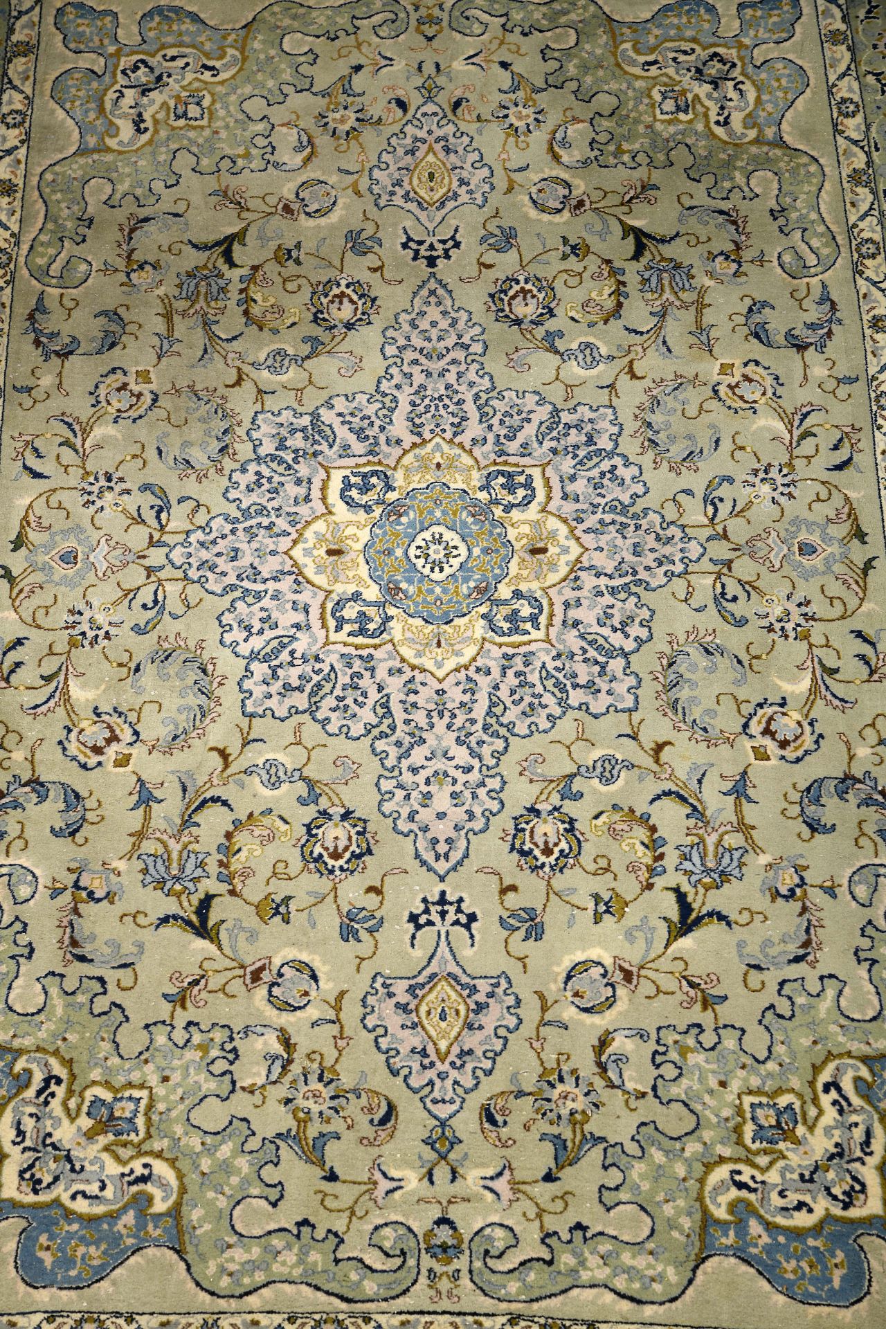 A carpet - Image 2 of 4