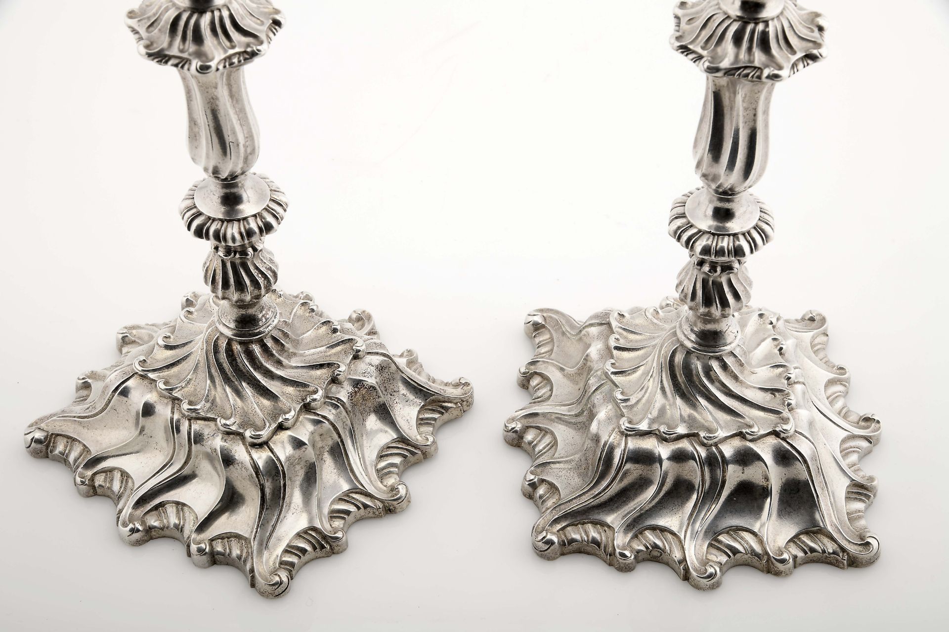 A pair of candlesticks - Bild 2 aus 9