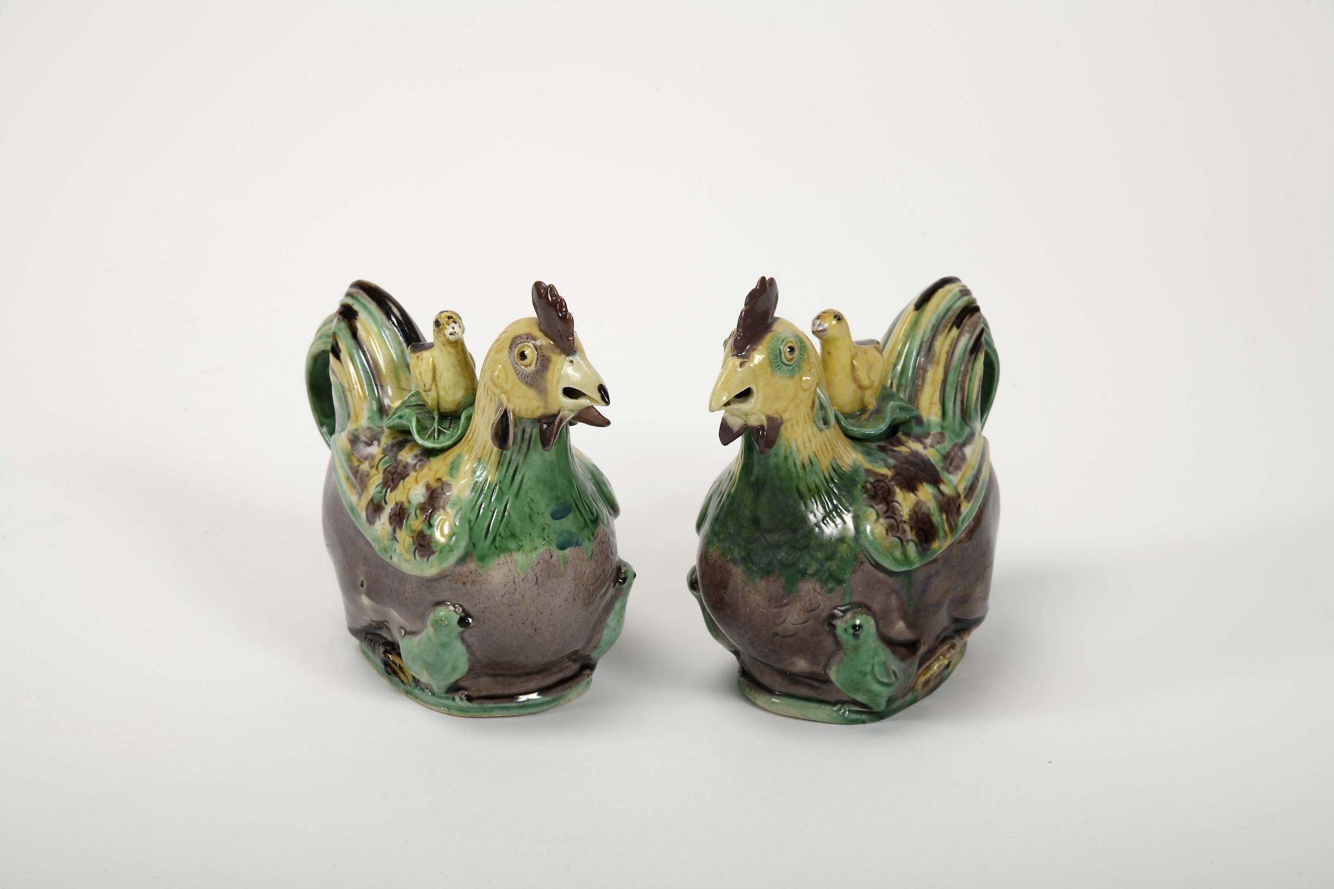 A pair of "Chicken" teapots - Bild 2 aus 3