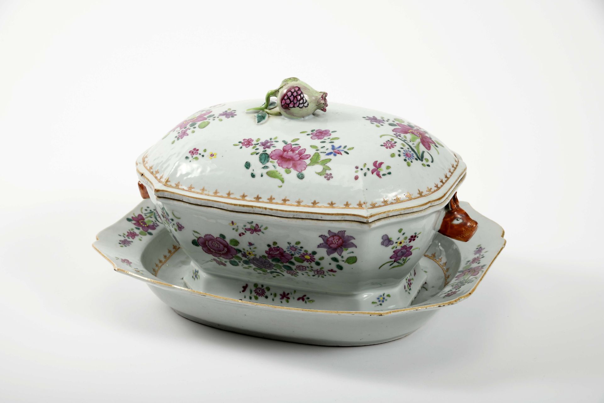 A scalloped tureen with stand - Image 2 of 3