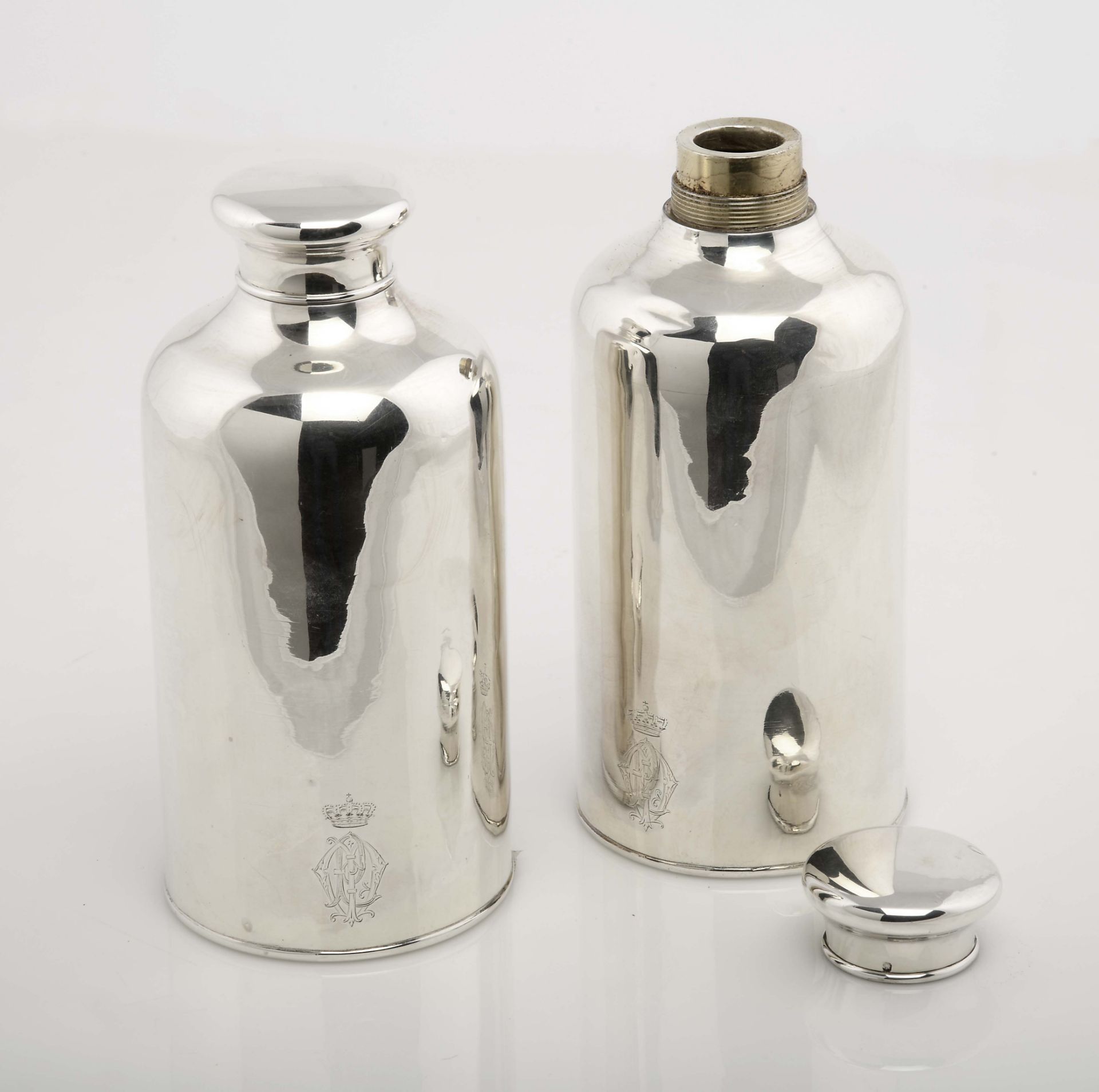 A pair of bottles with covers - Bild 2 aus 4